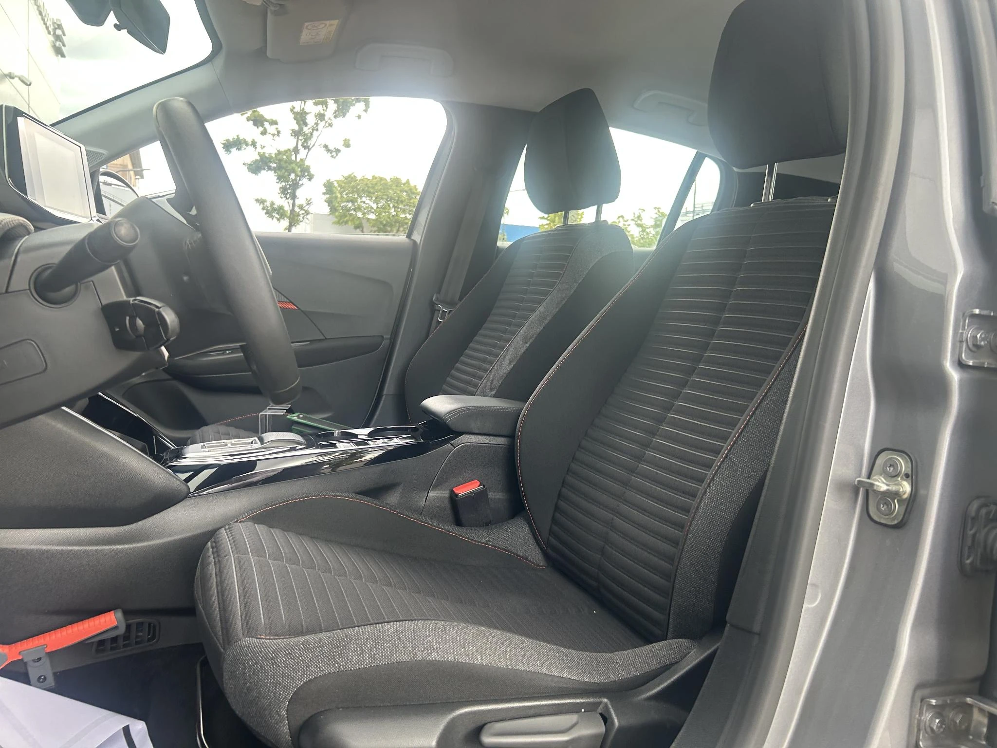 Peugeot-e-208-image-19