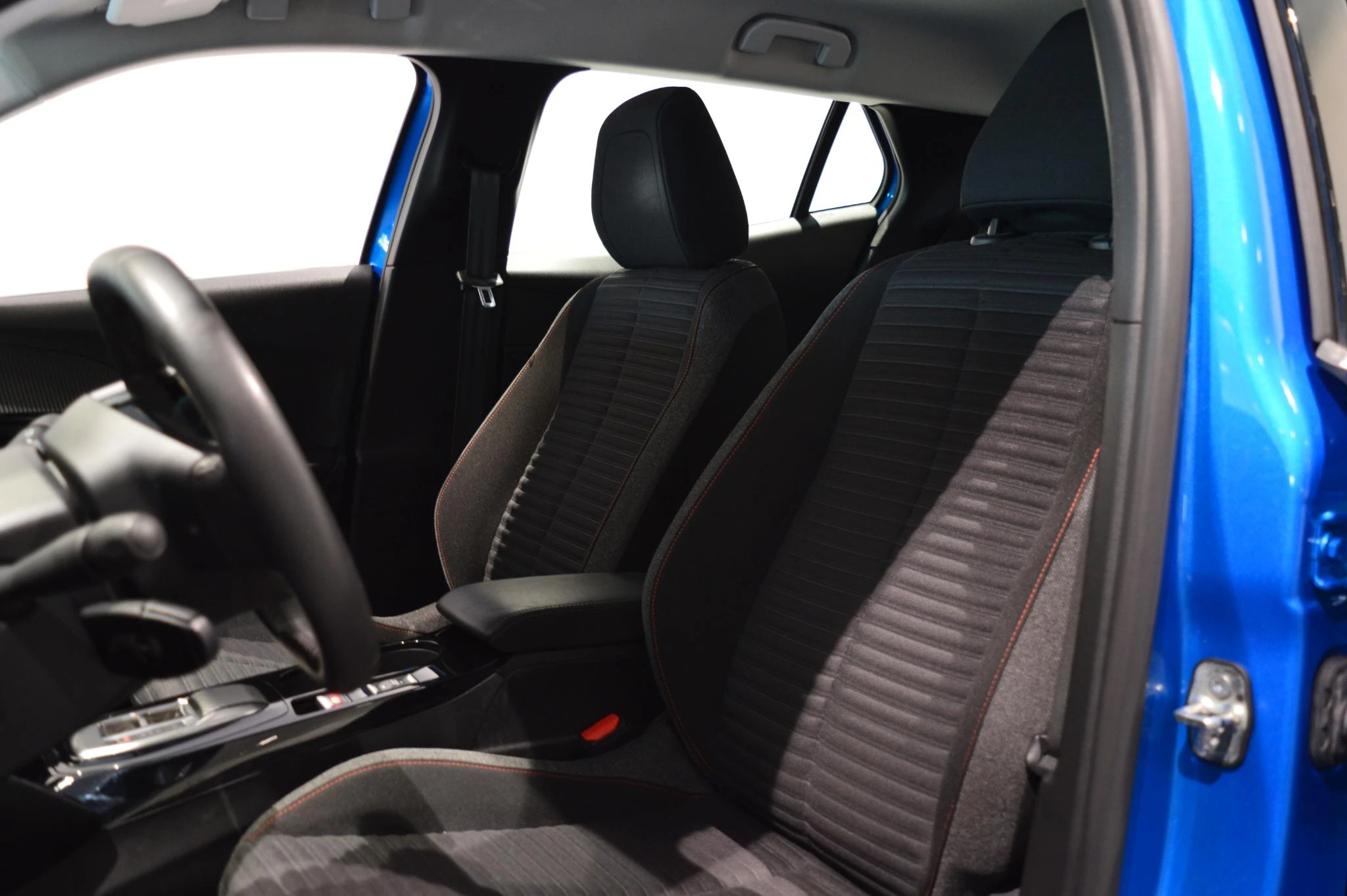 Peugeot-e-2008-image-5