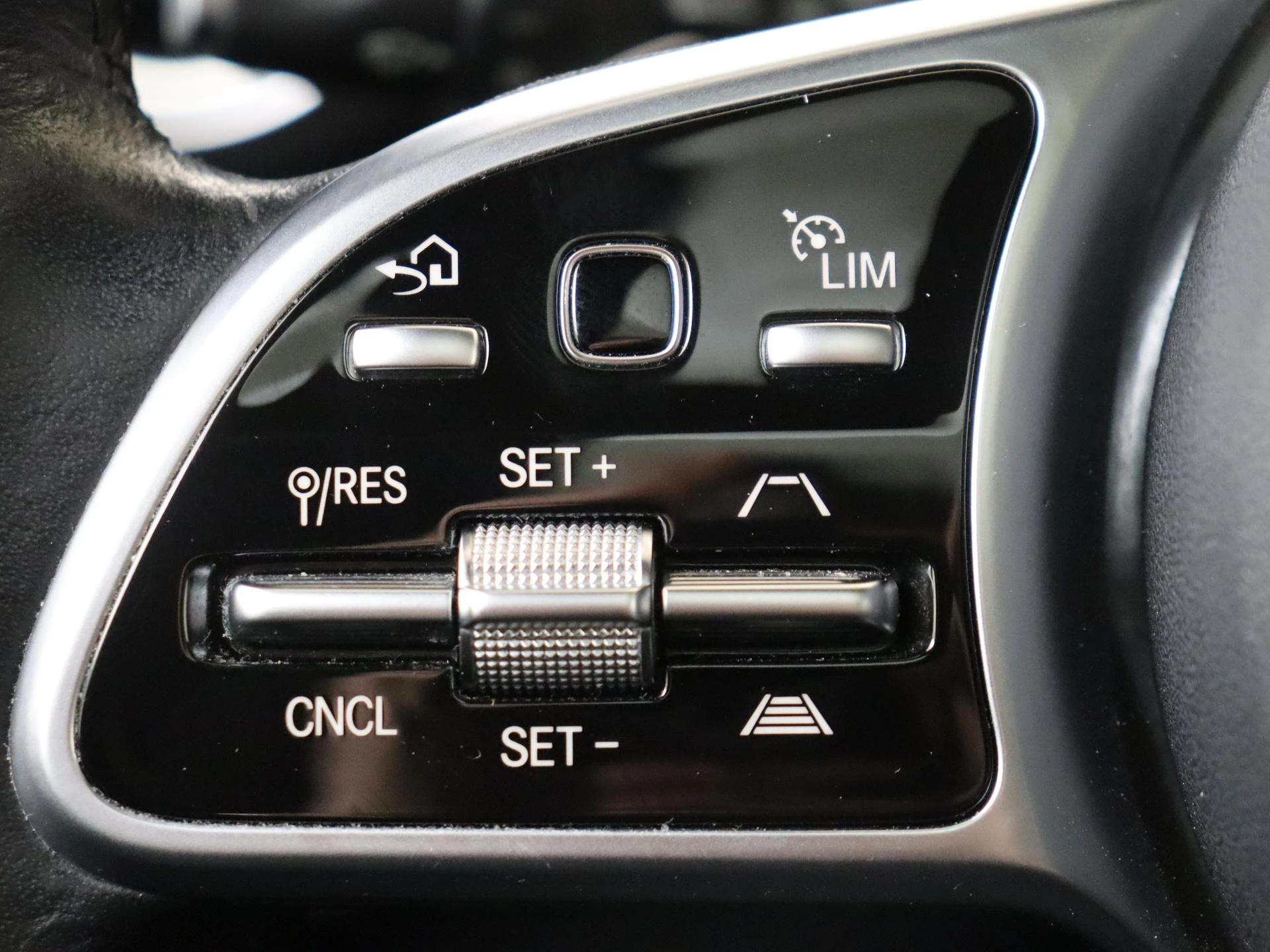 Mercedes-Benz-GLC-image-15