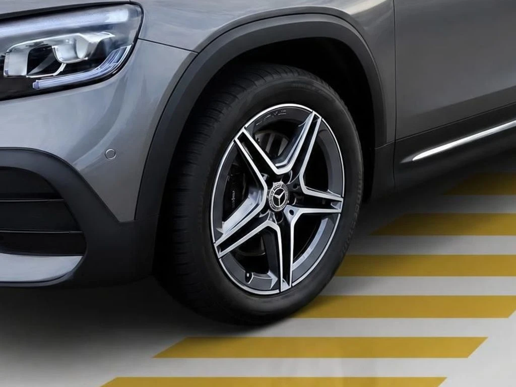 Mercedes-Benz-GLB 220 d-image-5