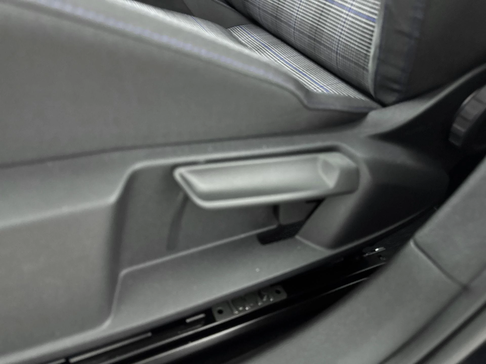 Volkswagen-Golf-image-16