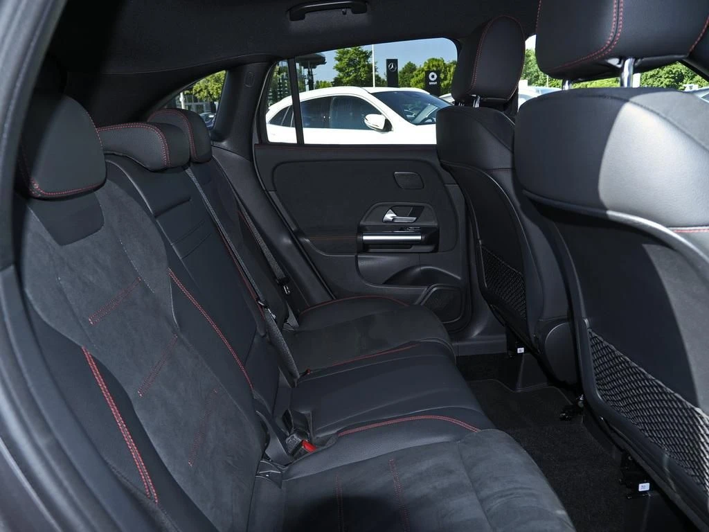 Mercedes-Benz-GLA 220 d-image-14