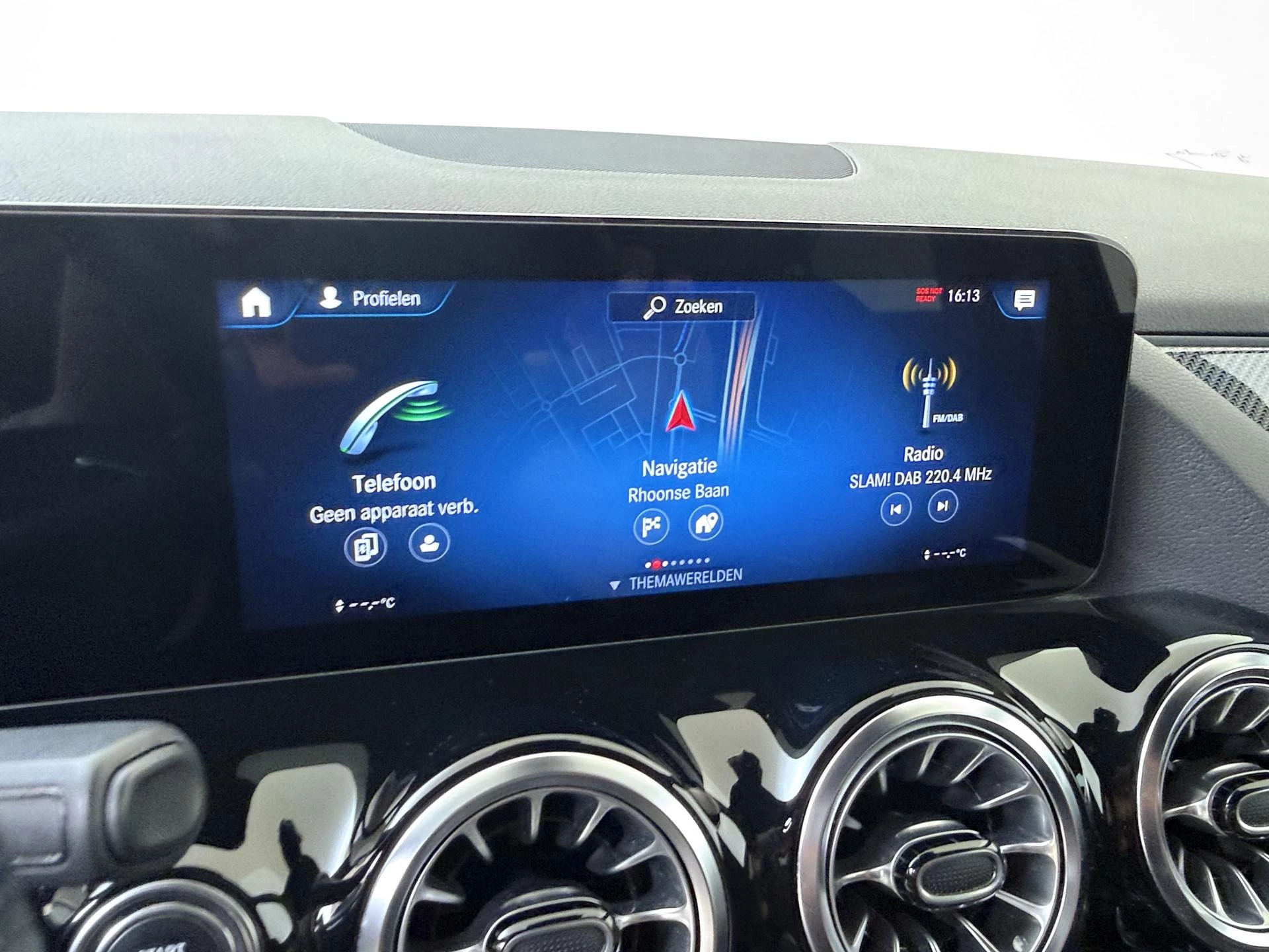 Mercedes-Benz-GLA-image-15