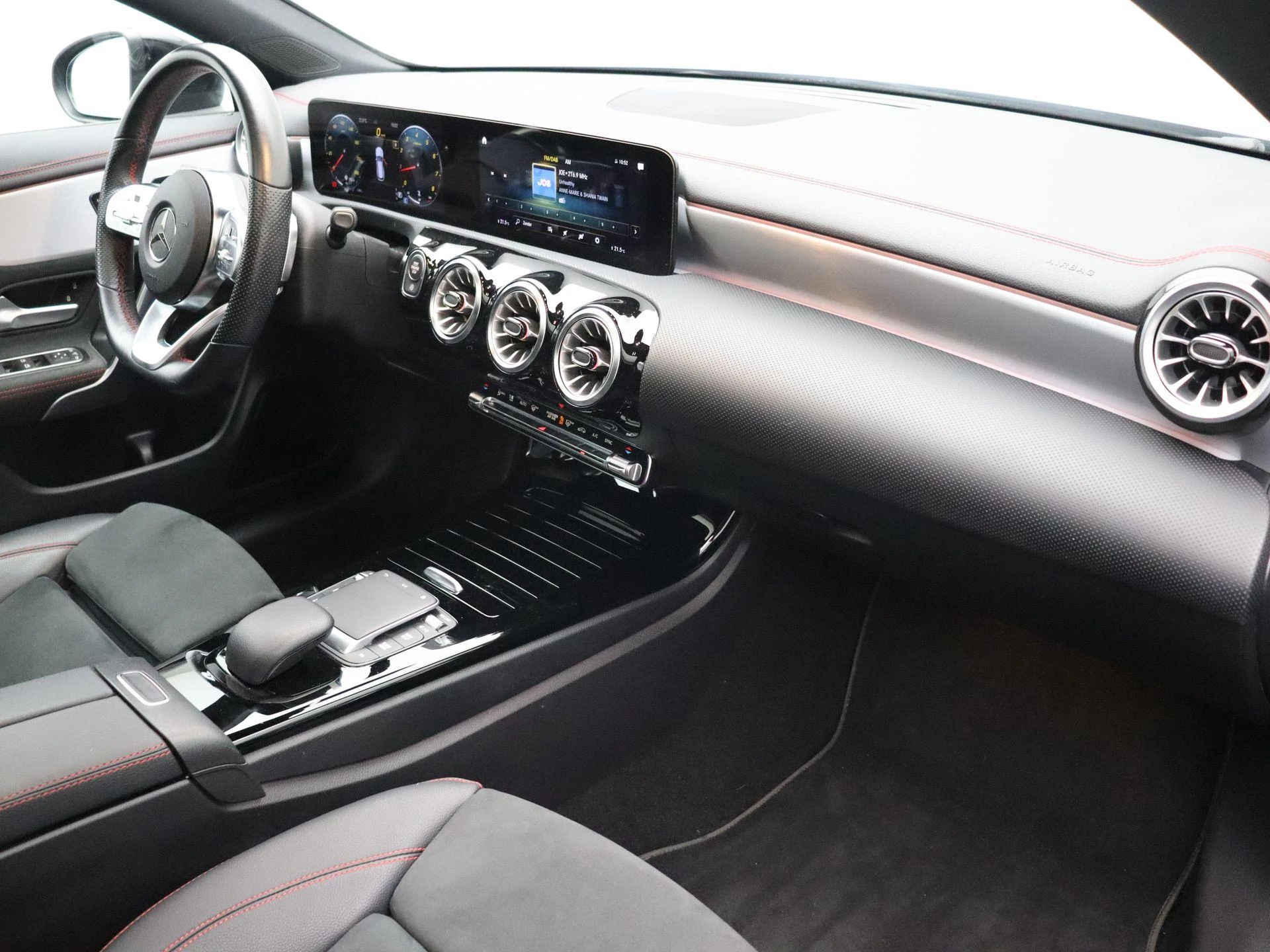 Mercedes-Benz CLA 180 AMG Line Shooting Brake + PANO DAK + MULTIBEAM LED + CARPLAY +