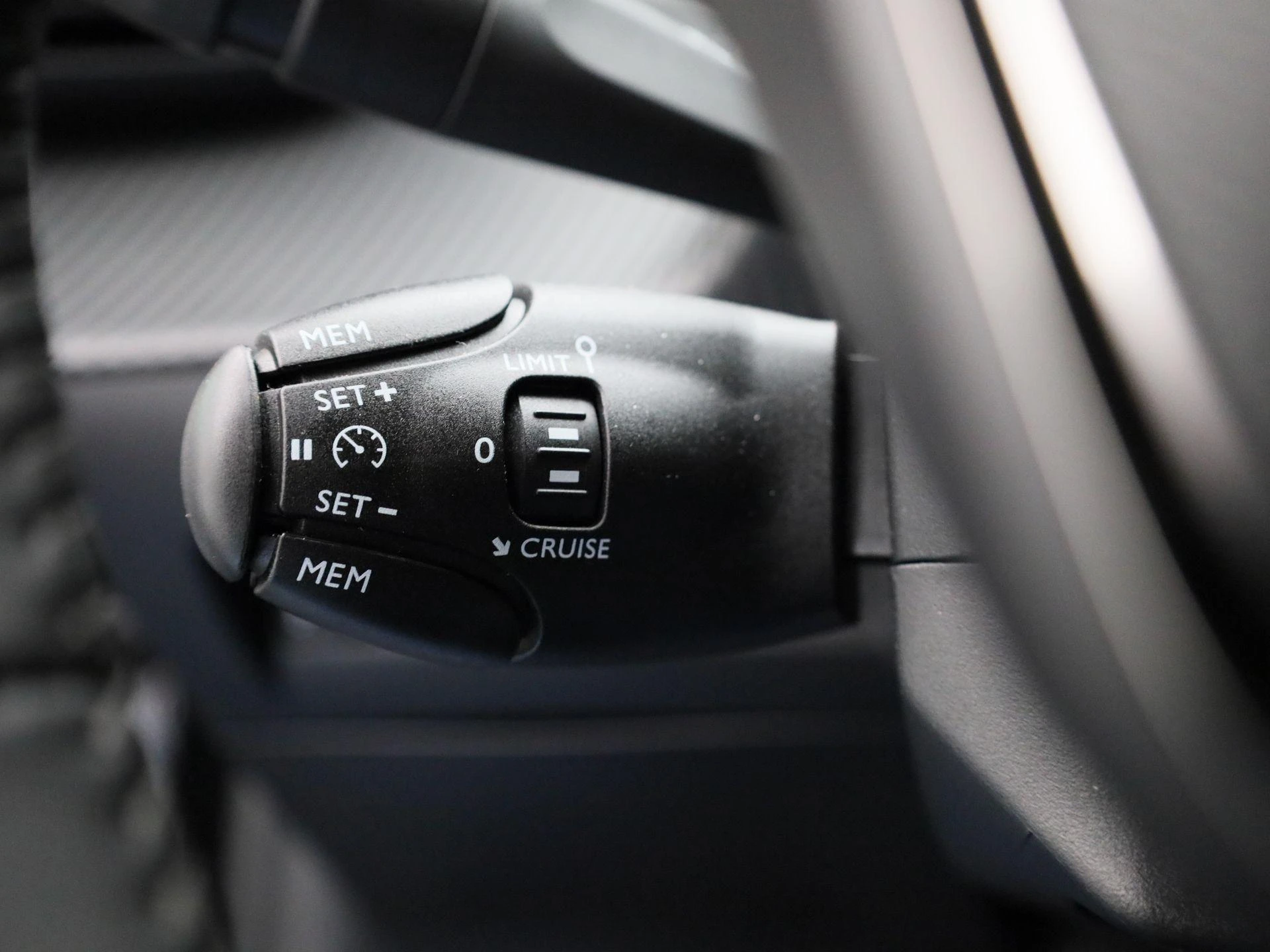 Peugeot-e-208-image-9
