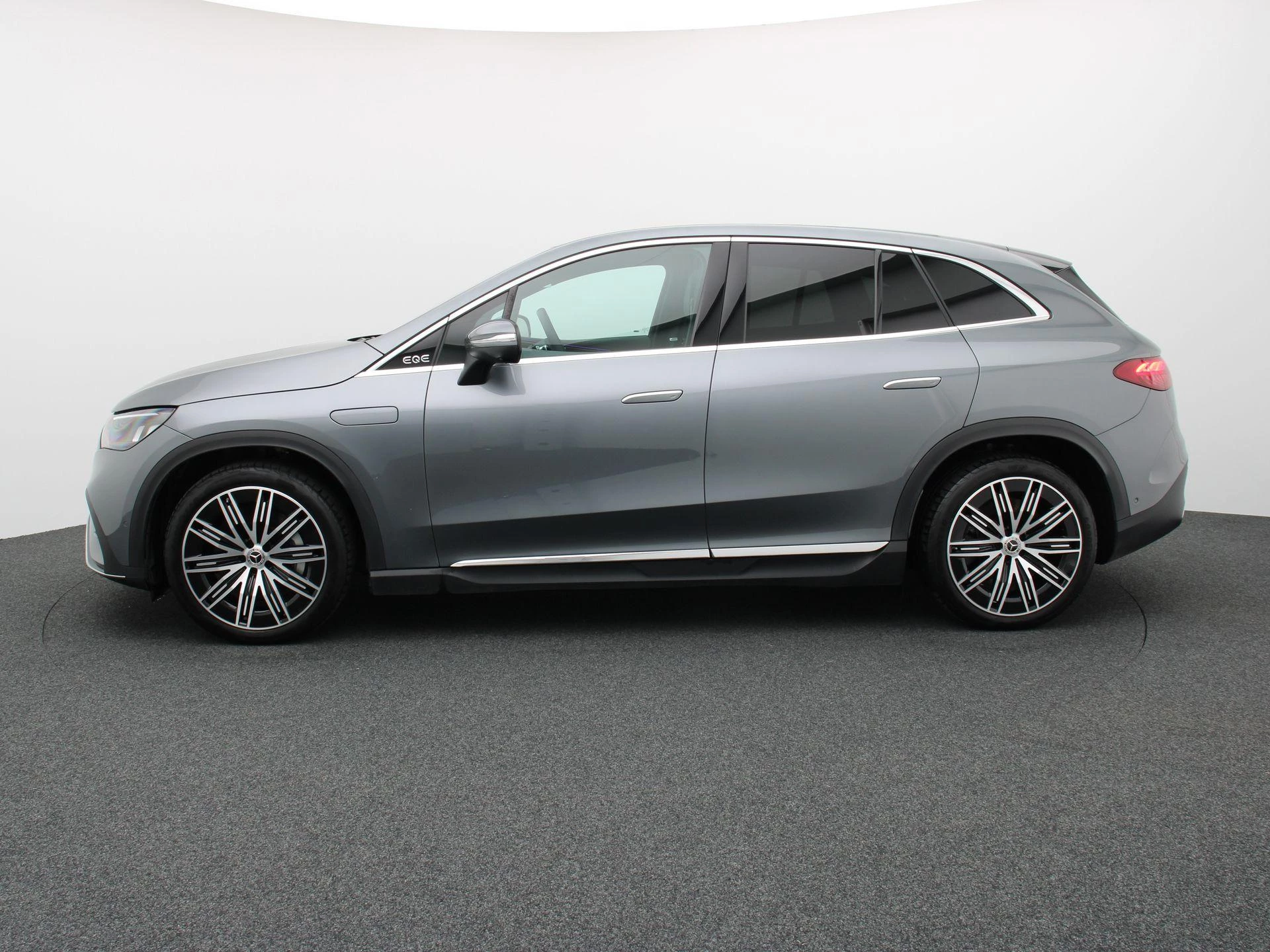 Mercedes-Benz-EQE-image-3