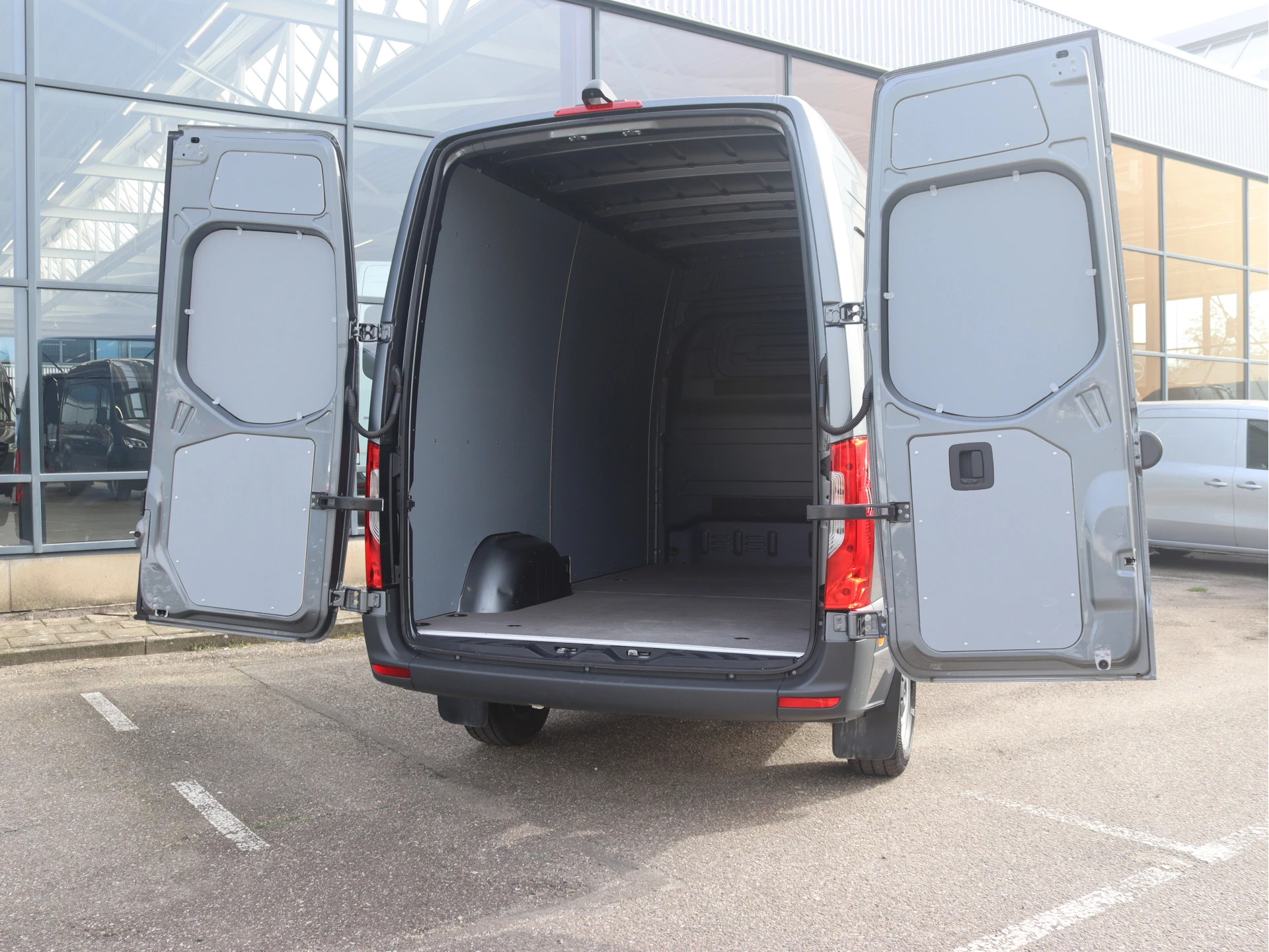 Mercedes-Benz-Sprinter-image-2