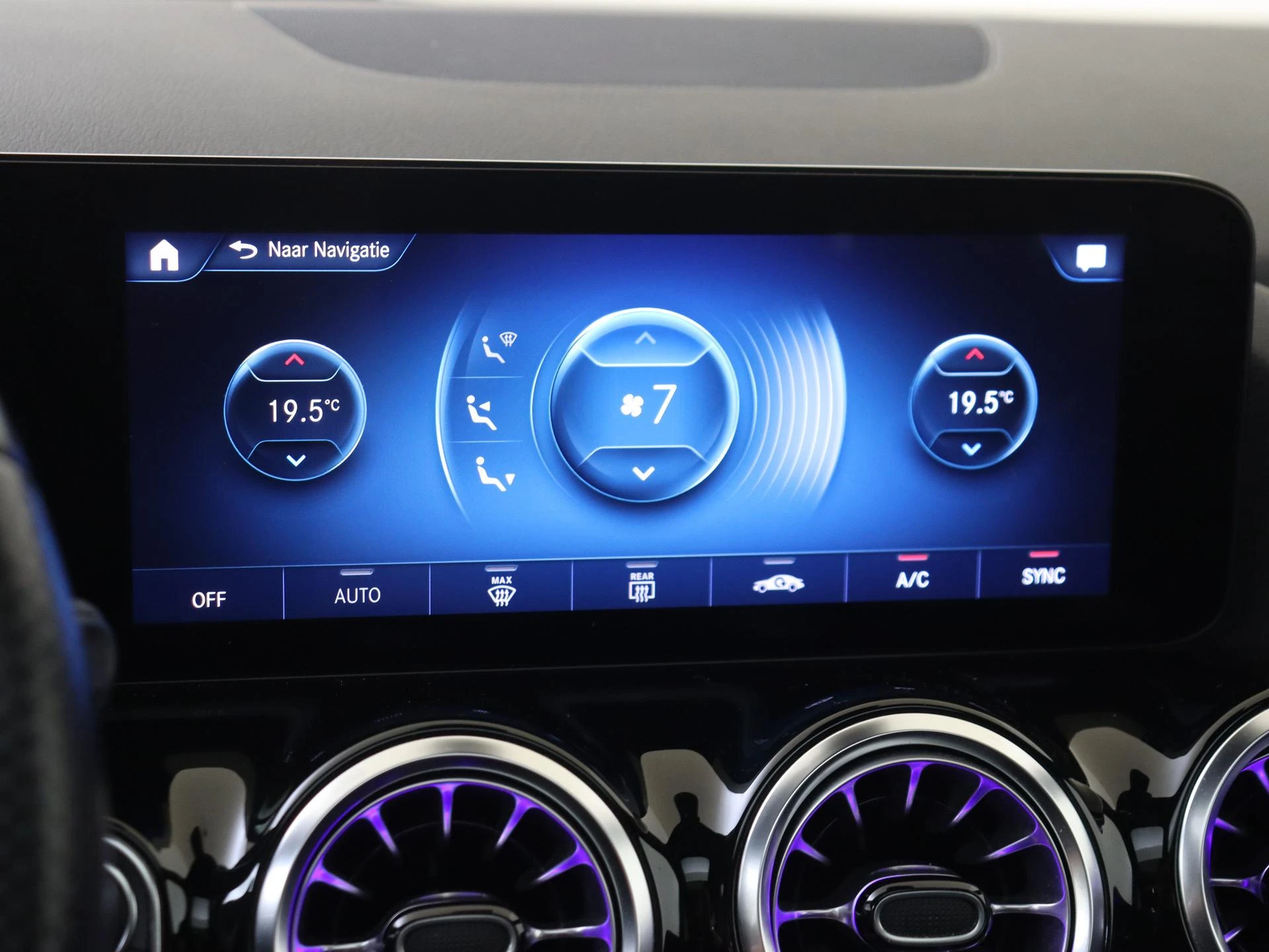 Mercedes-Benz-GLA-image-17