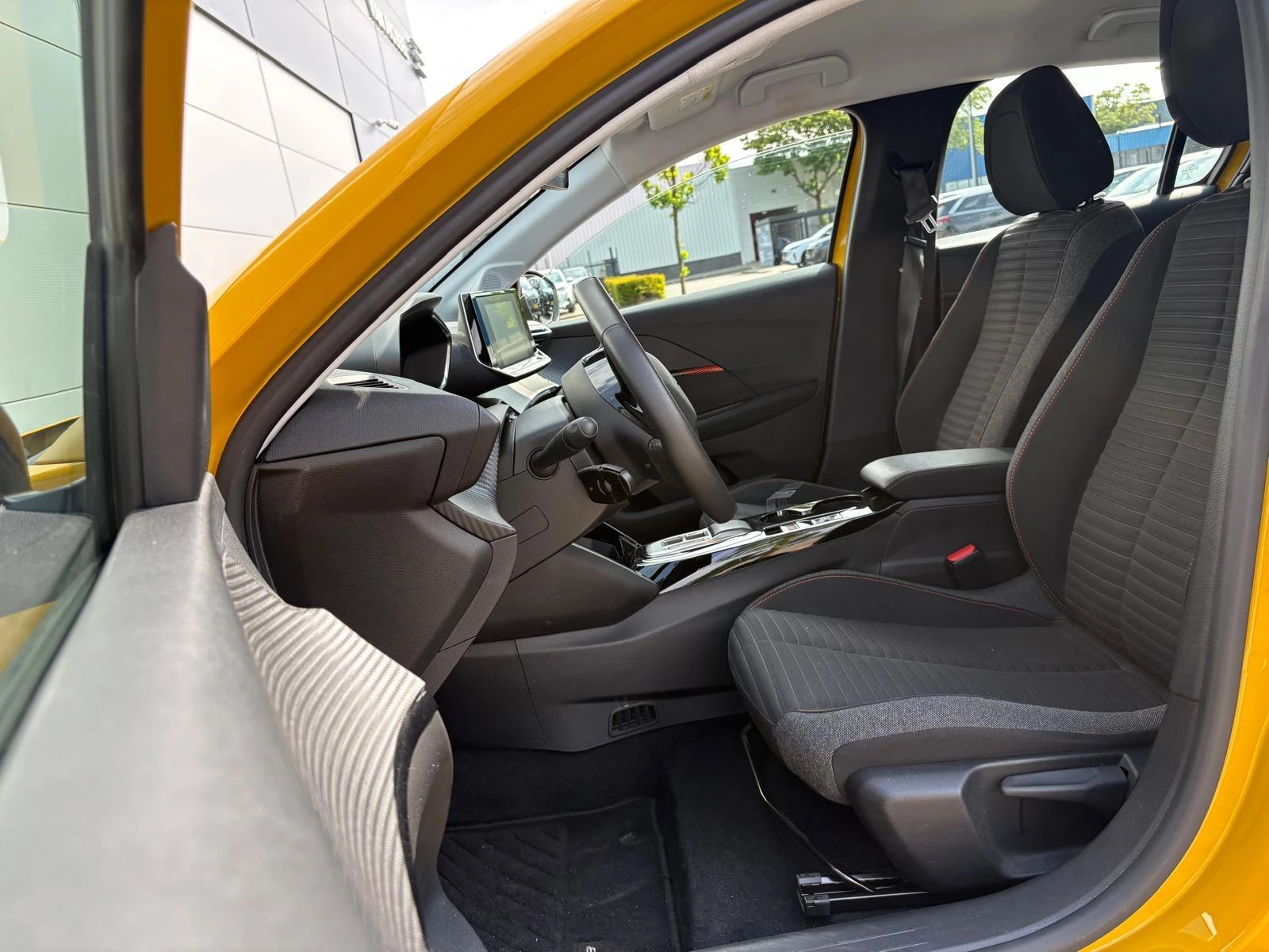 Peugeot-e-208-image-17