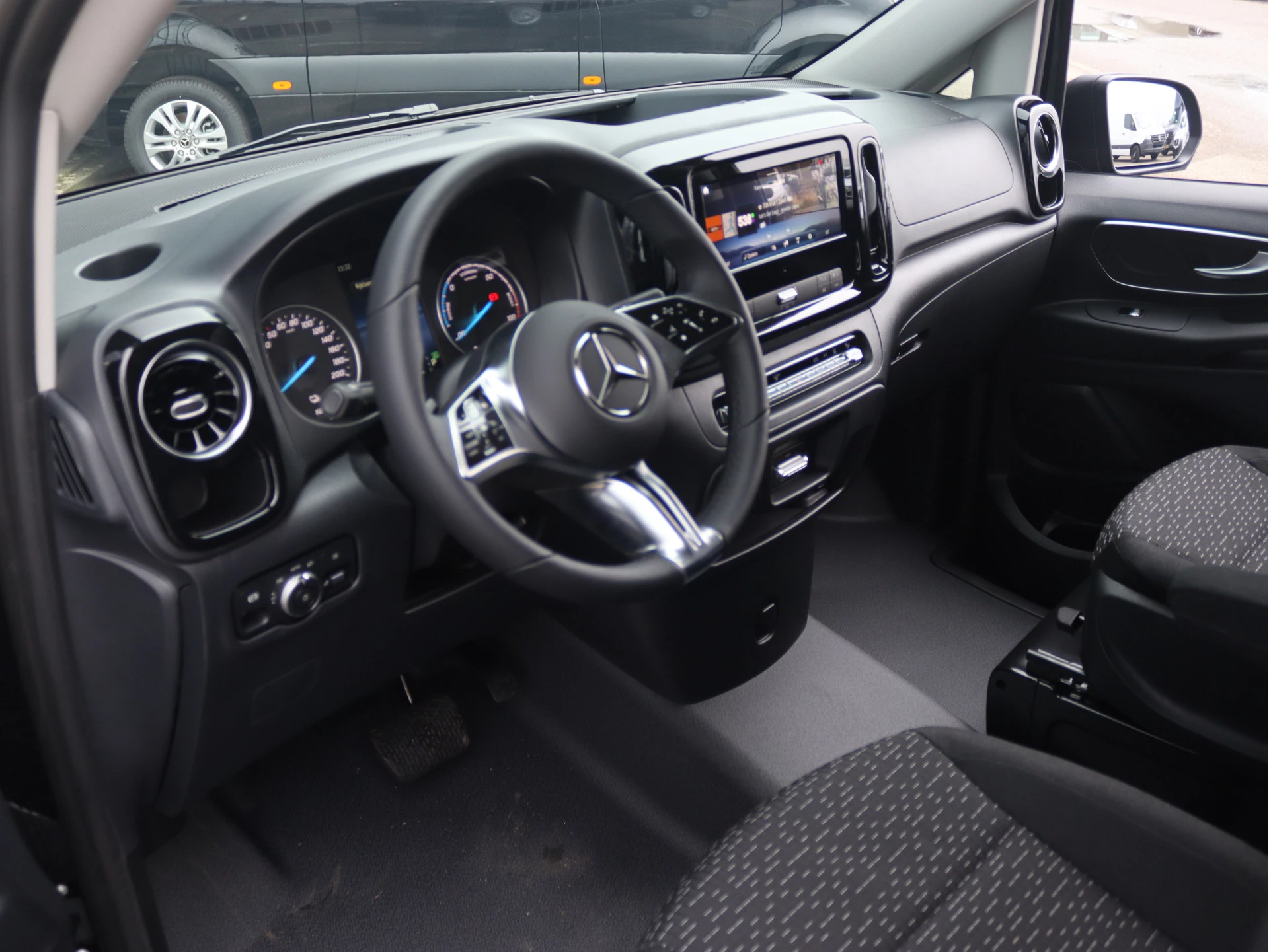 Mercedes-Benz-eVito-image-4