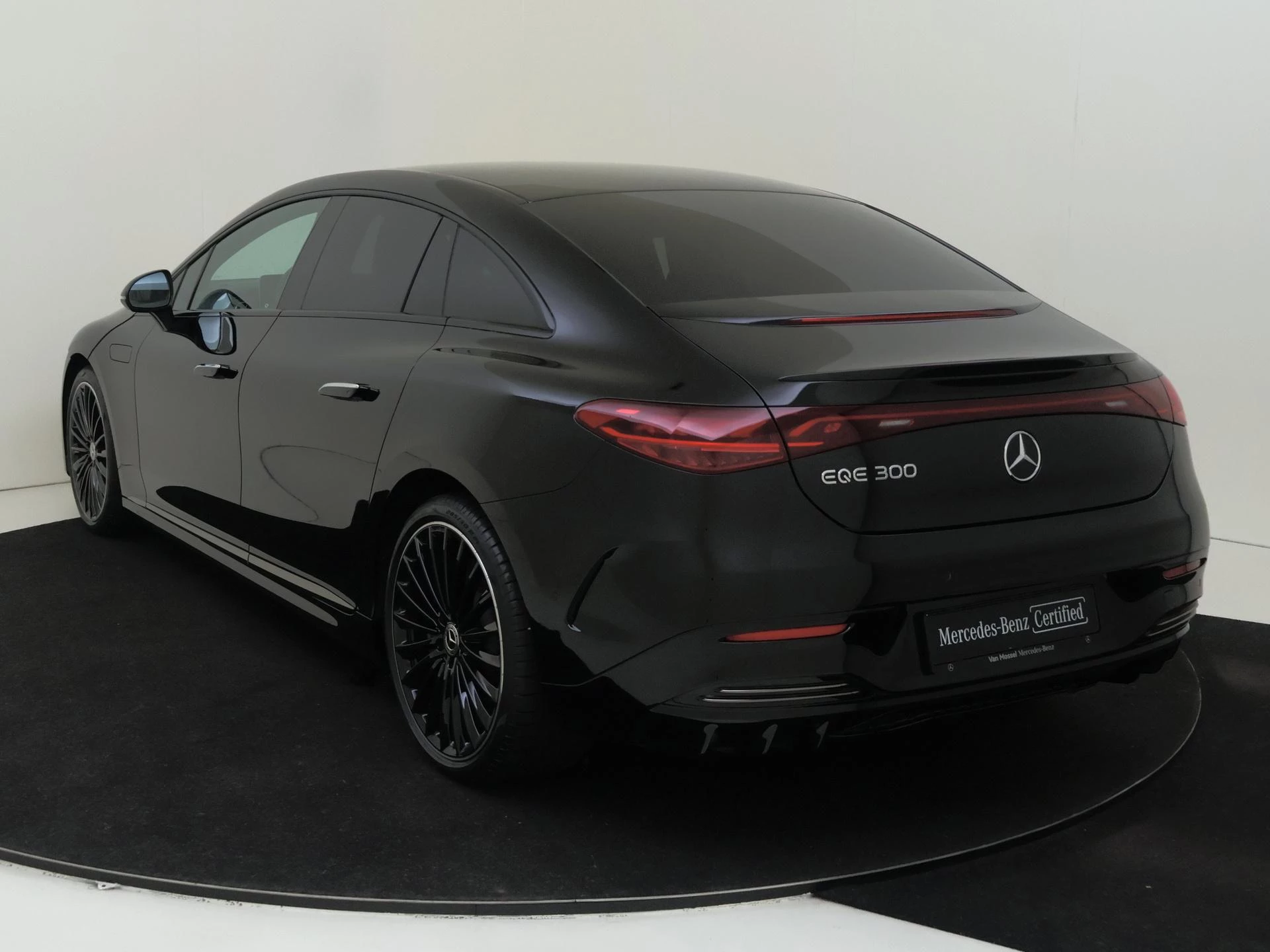 Mercedes-Benz-EQE-image-6