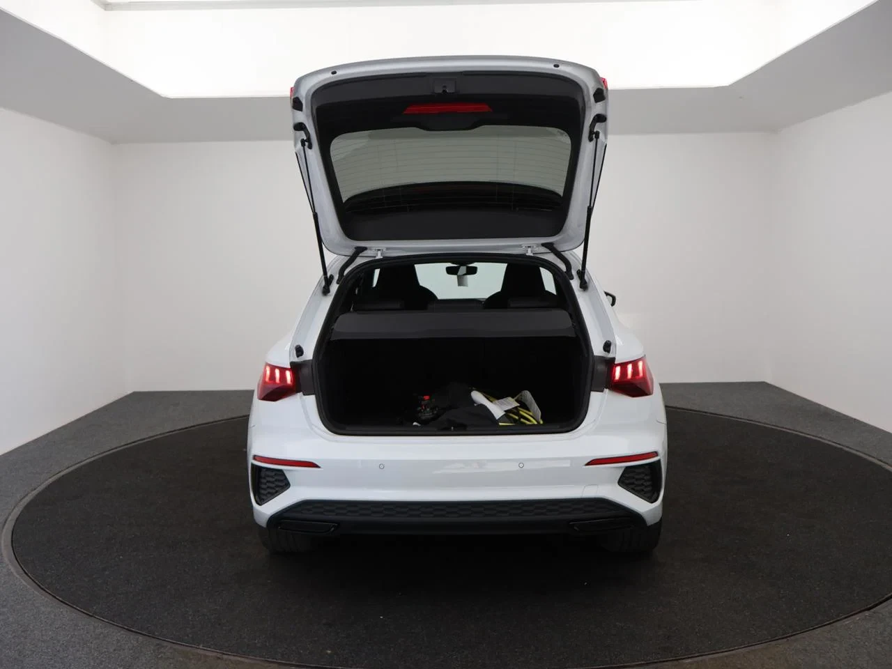 Audi A3 Sportback PHEV Audi A3 Sportback Competition 45TFSIe 245PK *AUTOMAAT*3X S-LINE*CAMERA*PDC*SPORTZETELS*ACC*NAVI*APP-CONNECT*...*