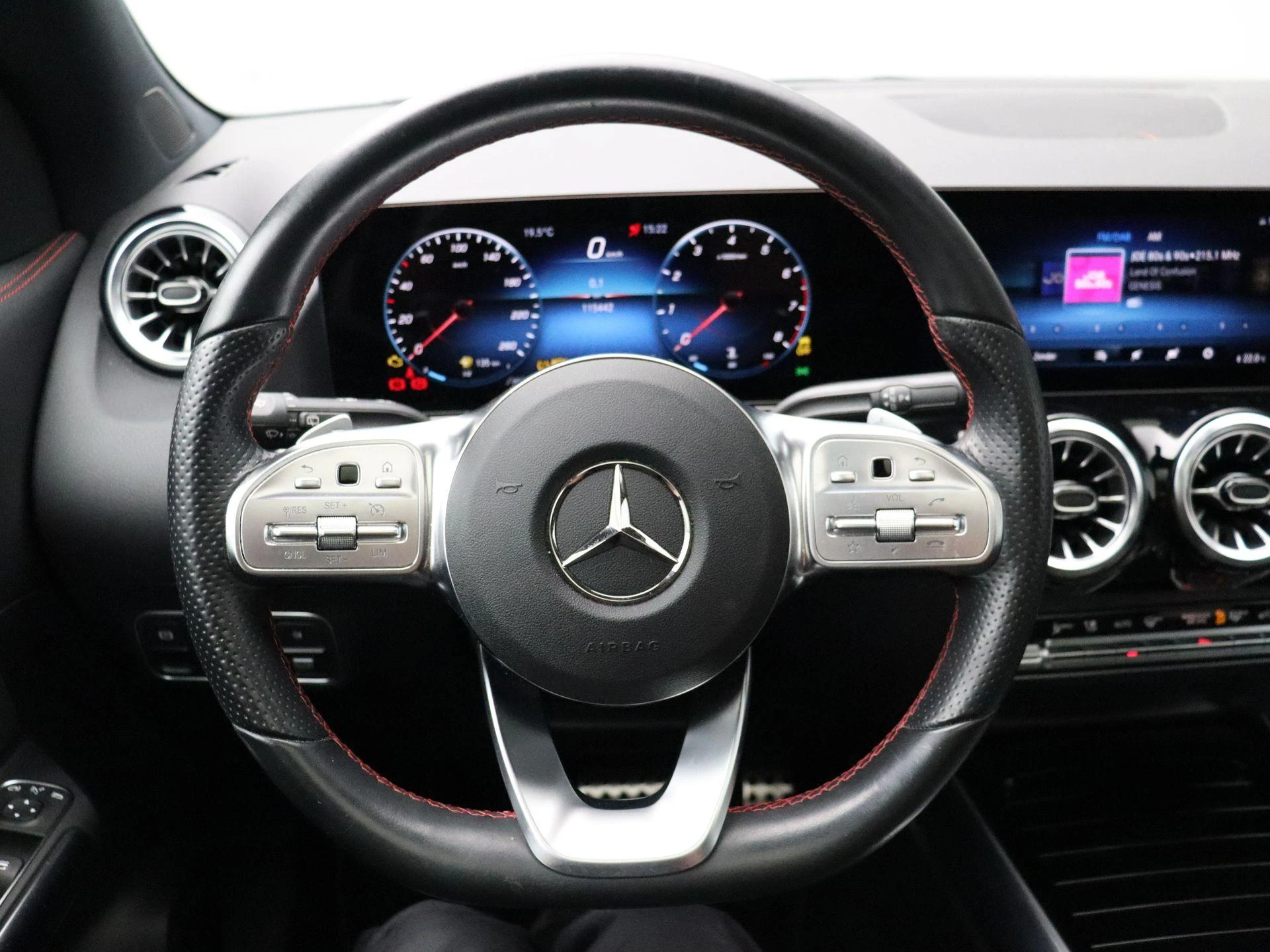 Mercedes-Benz-GLA-image-16