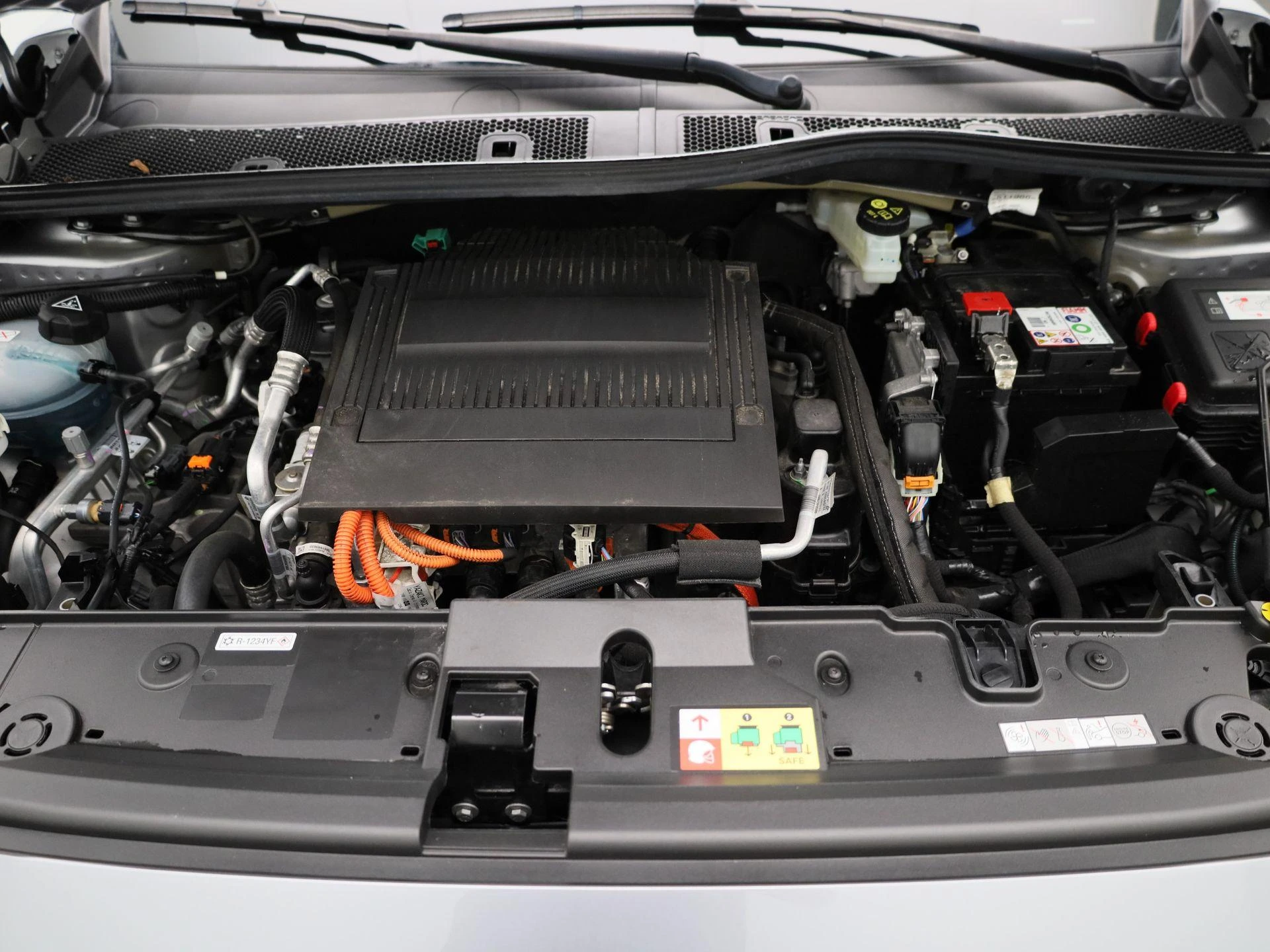 Peugeot-e-208-image-30