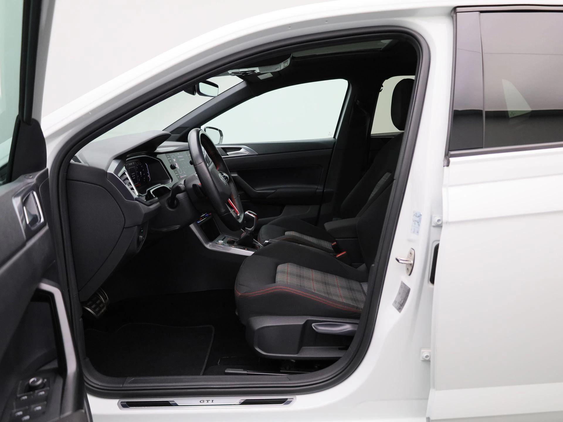 Volkswagen-Polo-image-8