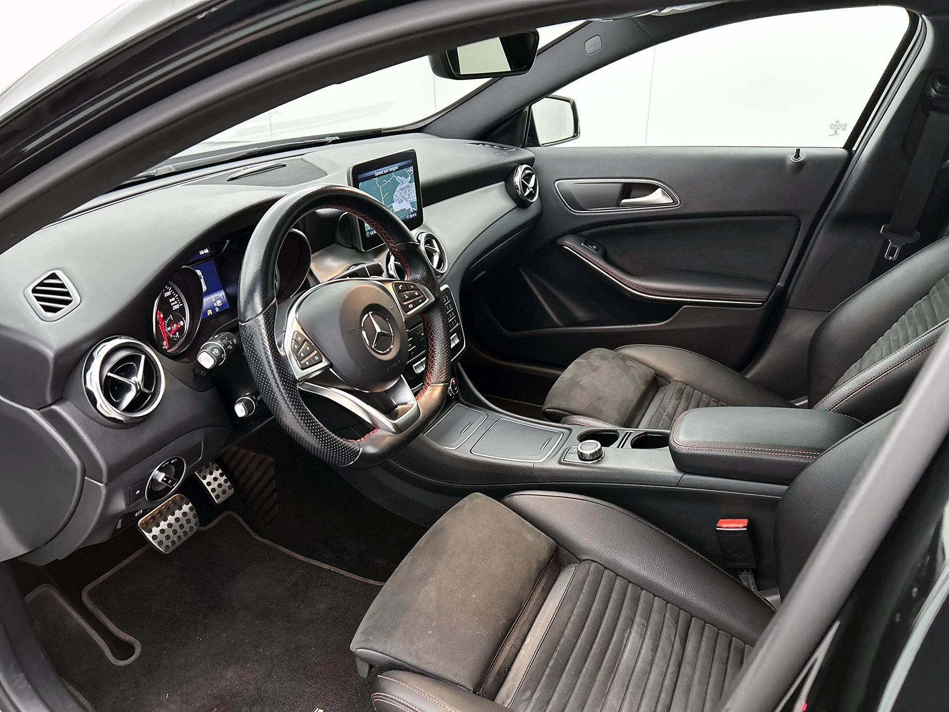 Mercedes-Benz-GLA-image-12