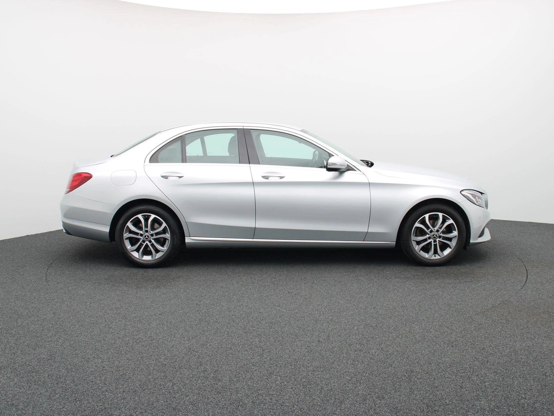 Mercedes-Benz-C-Klasse-image-5
