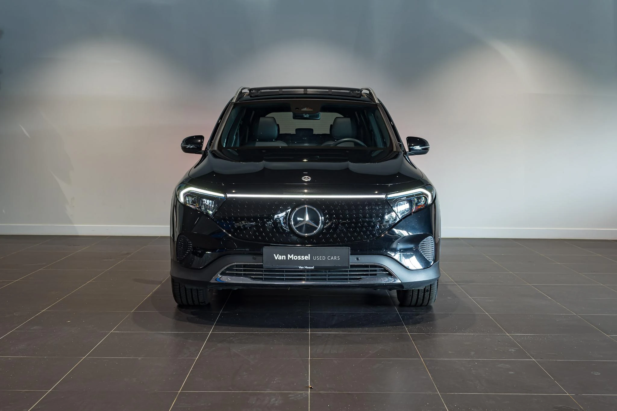 Mercedes-Benz-EQB-image-1