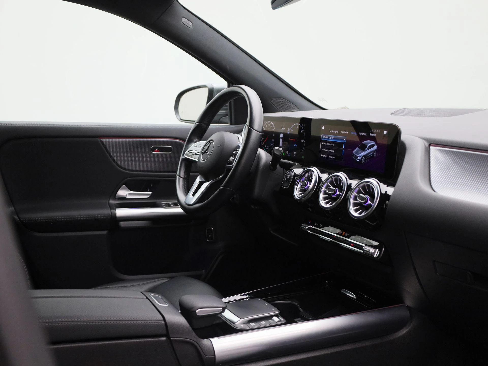 Mercedes-Benz-EQA-image-38