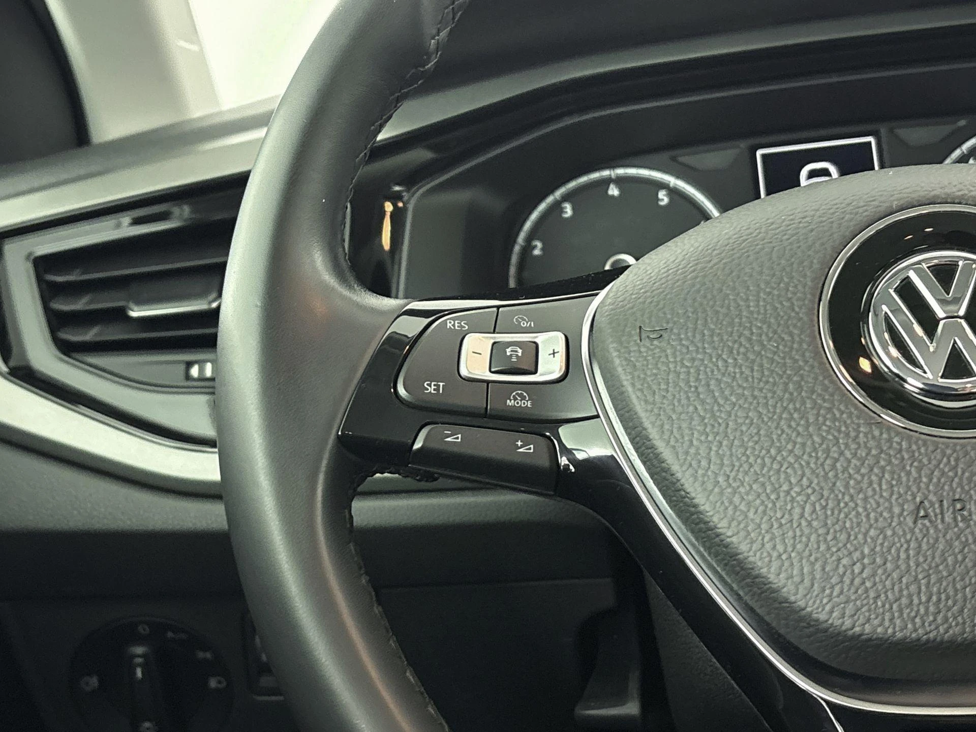 Volkswagen-Polo-image-12