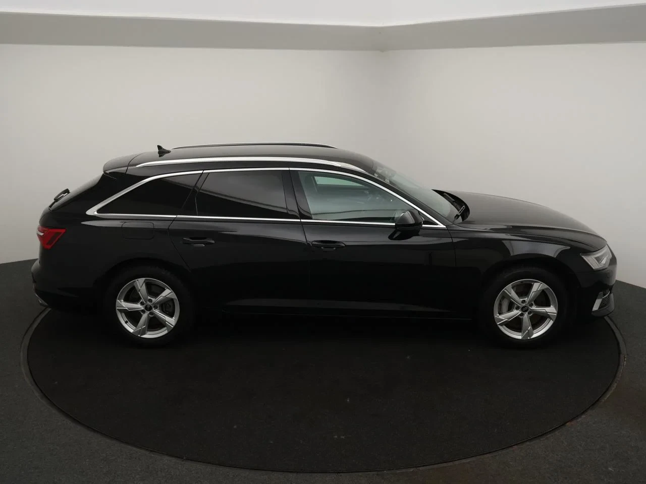 Audi A6 Avant PHEV A6 Avant PHEV 50TFSIe *AUTOMAAT*TREKHAAK*LEDER*CAMERA*ACC*VIRTUAL COCKPIT*PDC*SFEERVERLICHTING*AIRCO*...*
