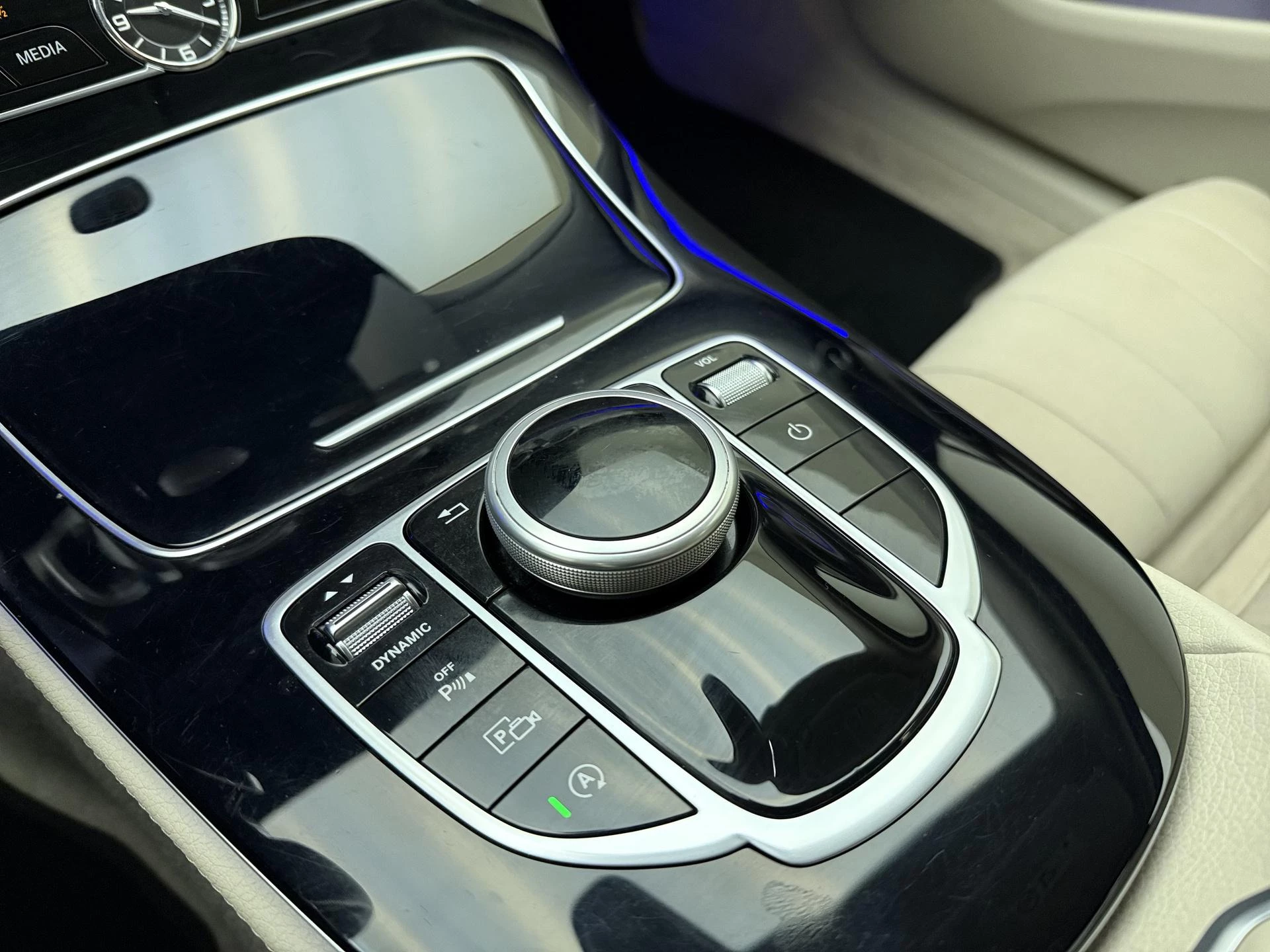 Mercedes-Benz-E-Klasse-image-21