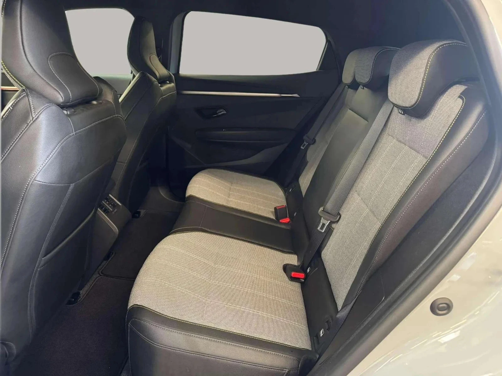 Renault-Megane E-Tech-image-10