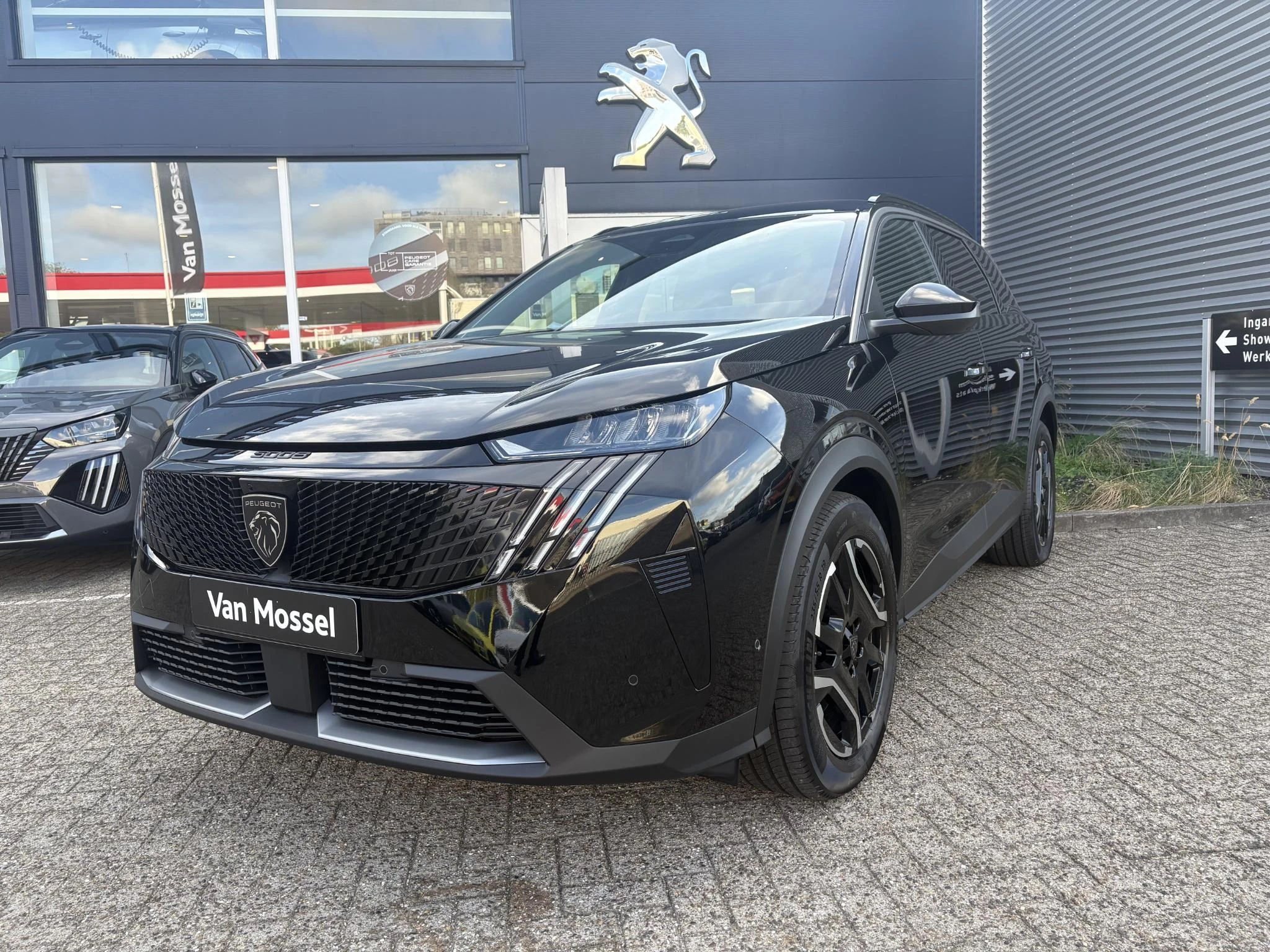 Peugeot-e-5008-image-1