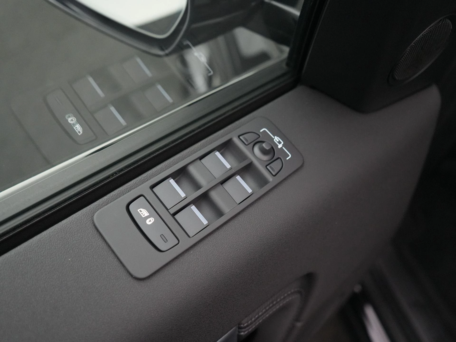 Land Rover-Discovery Sport-image-32