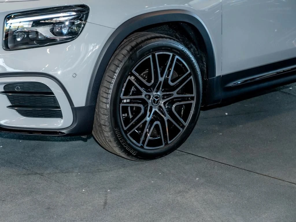 Mercedes-Benz-GLB 200 d-image-5