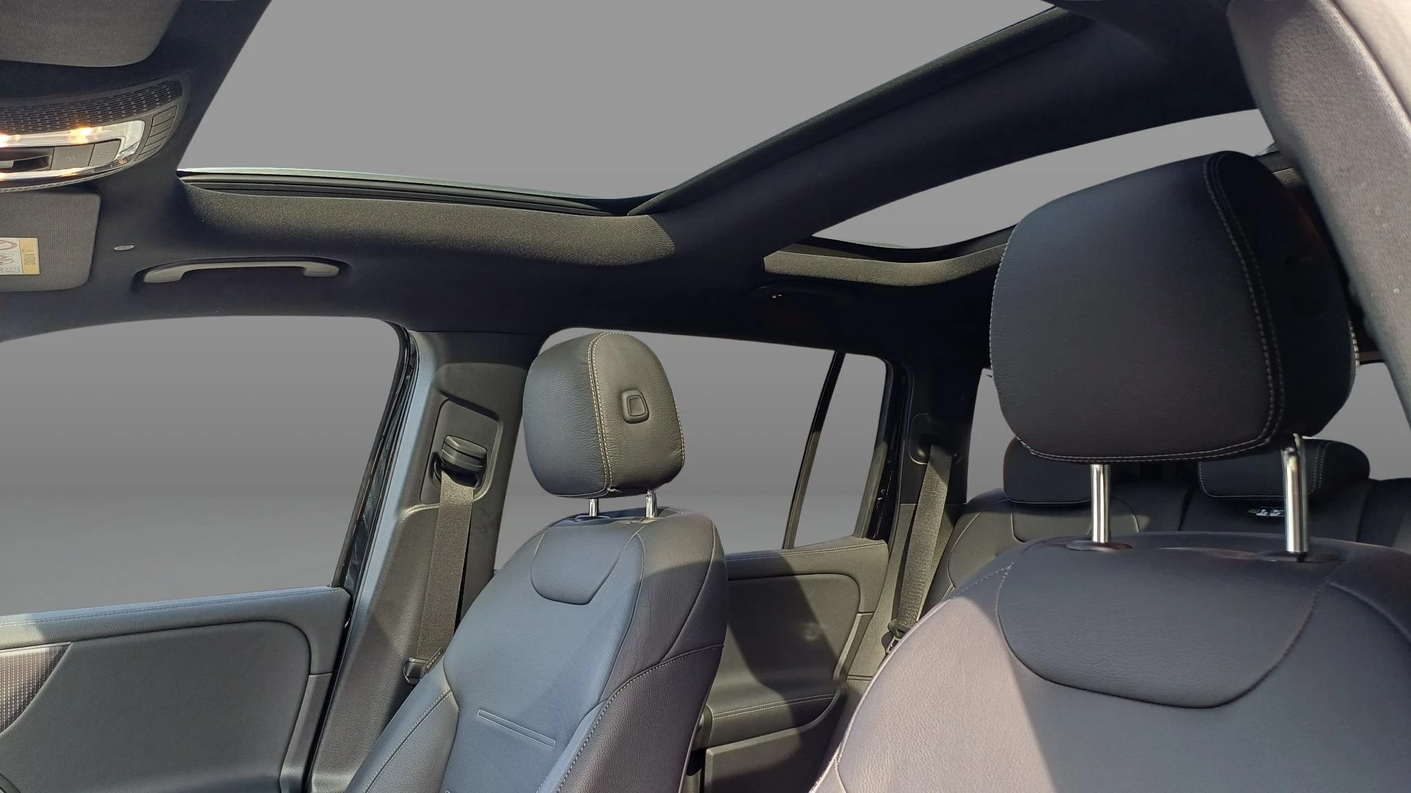 Mercedes-Benz EQB 250 AMG Line + 7-ZITPLAATSEN + LEDER + PANO DAK + CARPLAY +