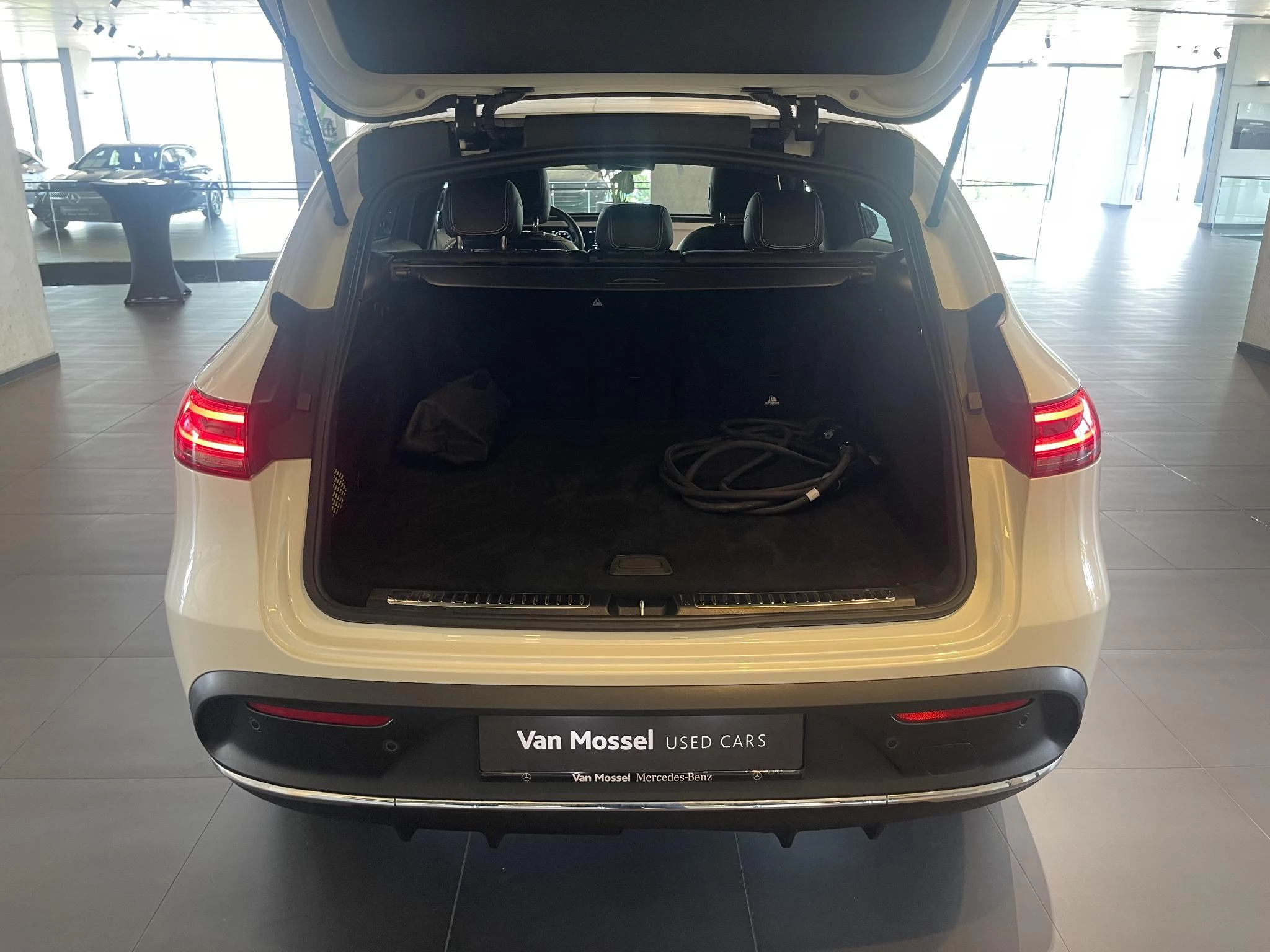 Mercedes-Benz EQC 400 4MATIC AMG LINE + LEDER EXCLUSIVE + CARPLAY + OPENDAK + BUMESTER +