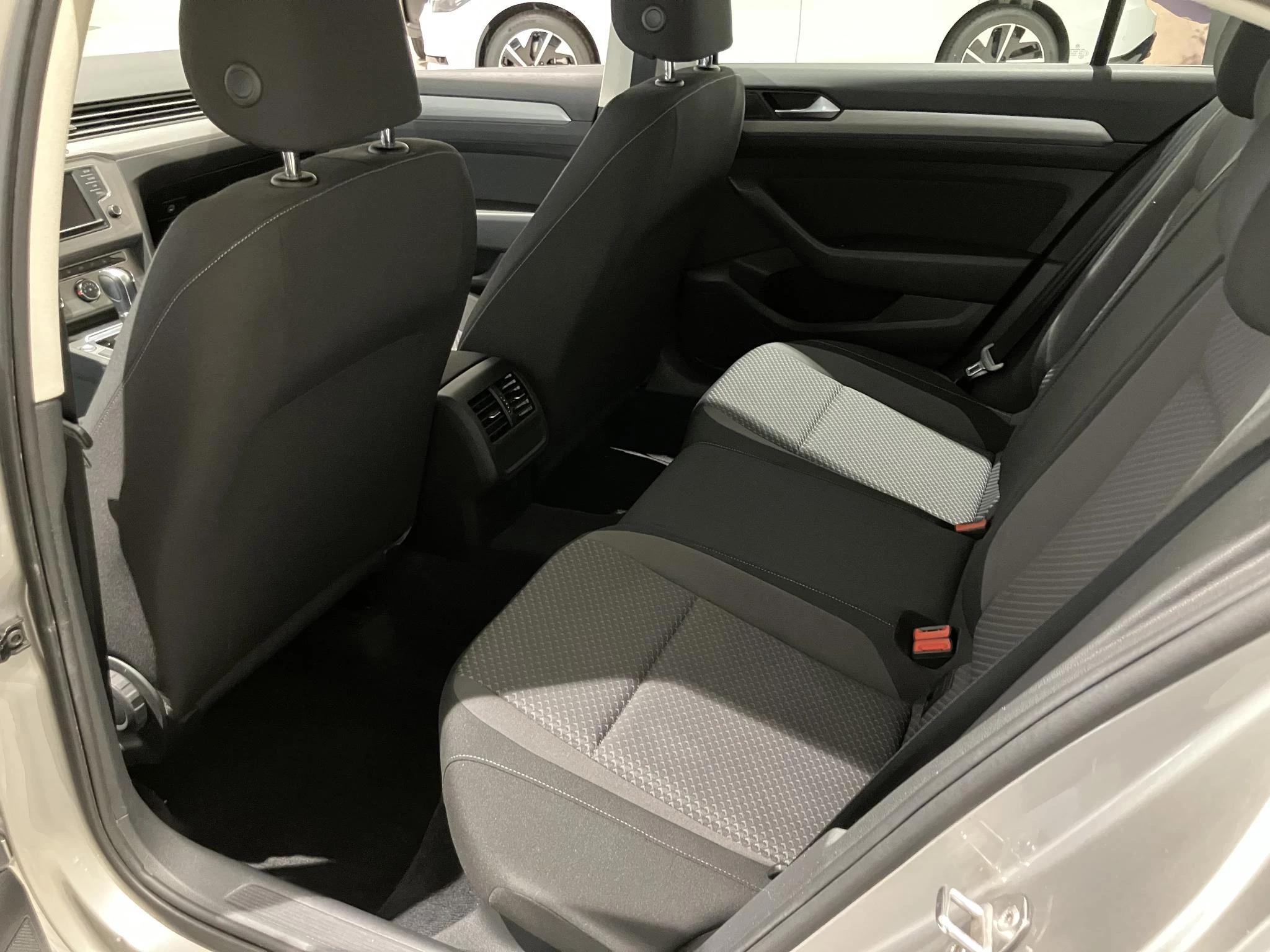 Volkswagen-Passat-image-11