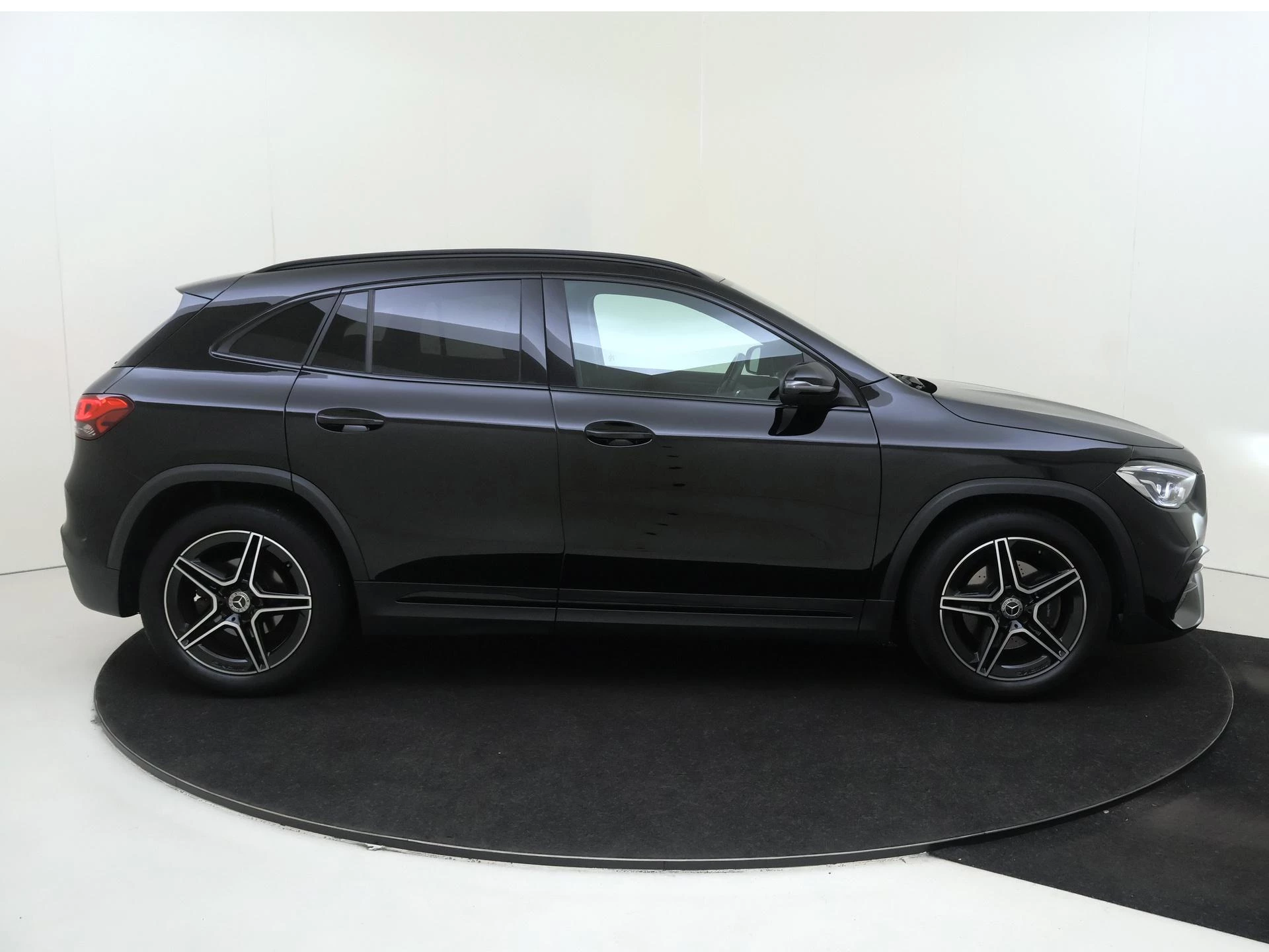 Mercedes-Benz-GLA-image-8