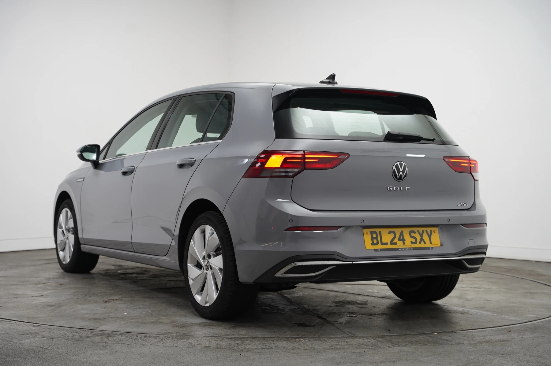 Volkswagen-Golf-image-2