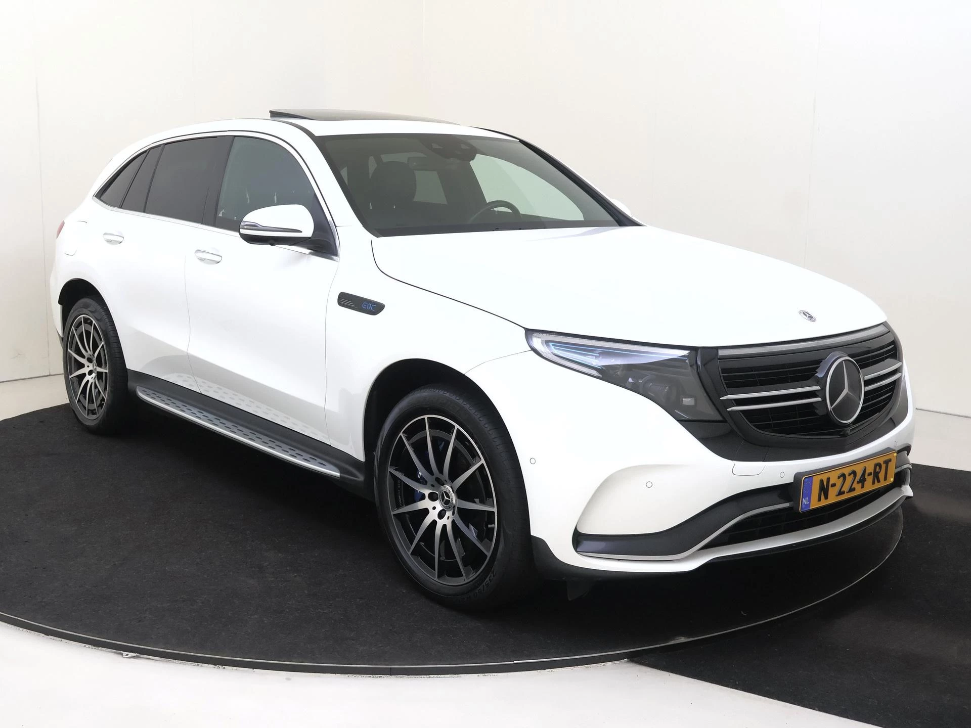 Mercedes-Benz-EQC-image-1