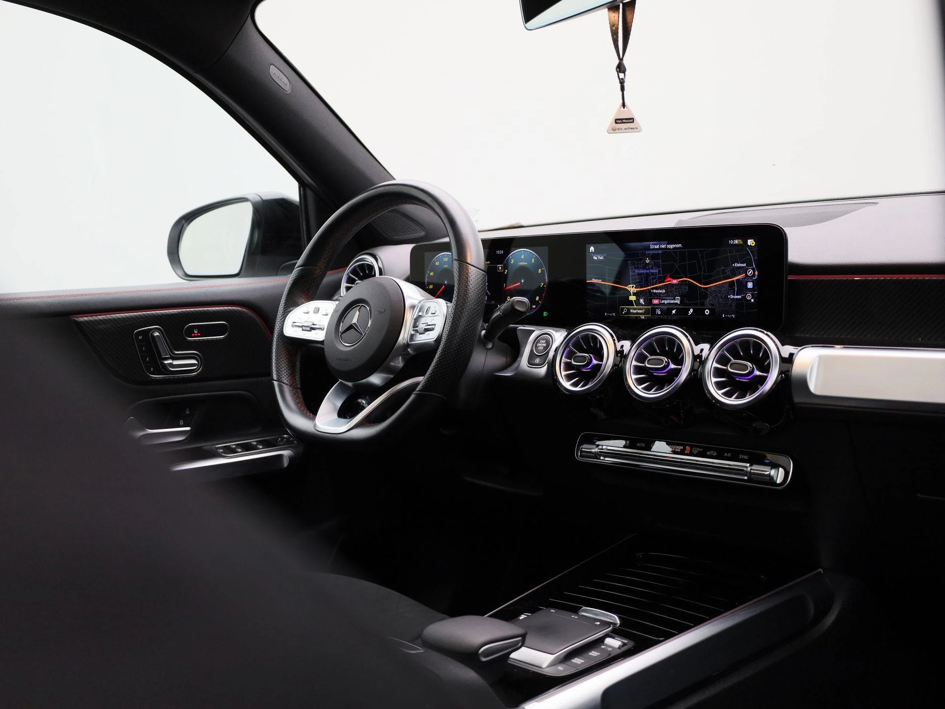 Mercedes-Benz-GLB-image-41