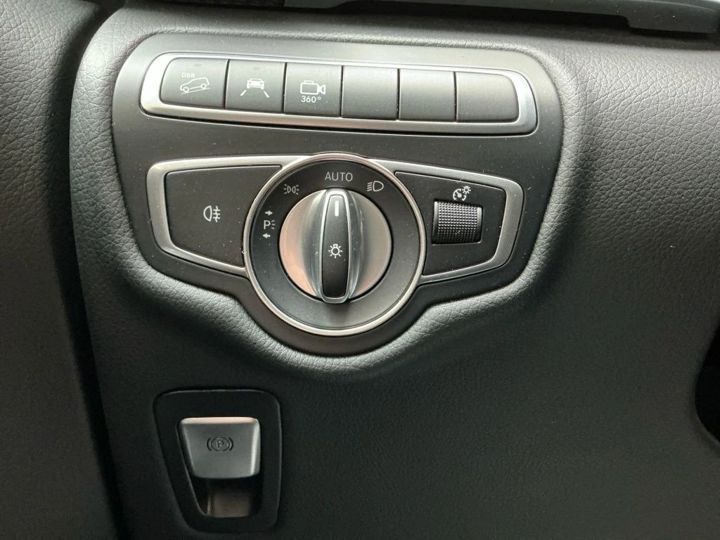 Mercedes-Benz-V-Klasse 300-image-13