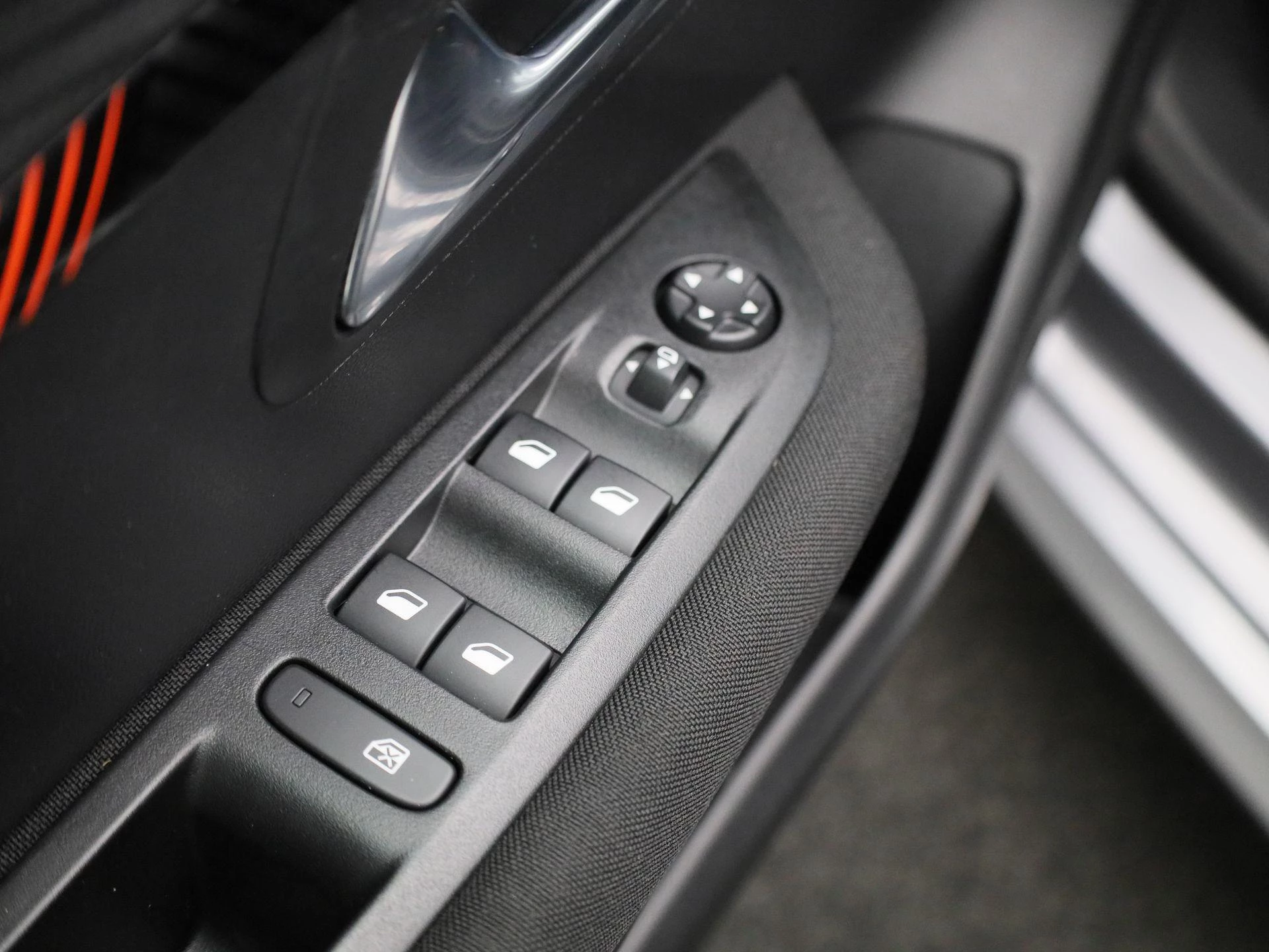 Peugeot-e-208-image-31