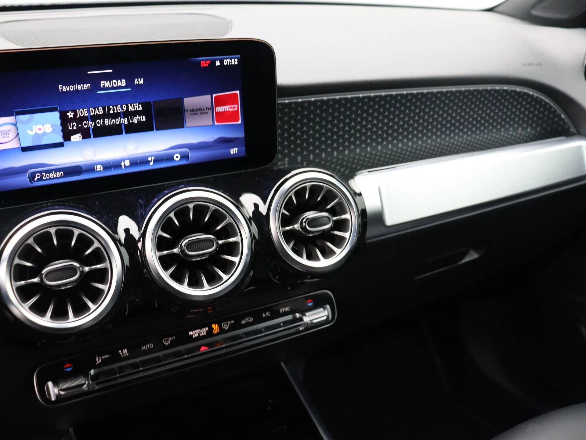 Mercedes-Benz GLB 180 Luxury Line + CARPLAY + TREKHAAK + NIGHTPAKKET +