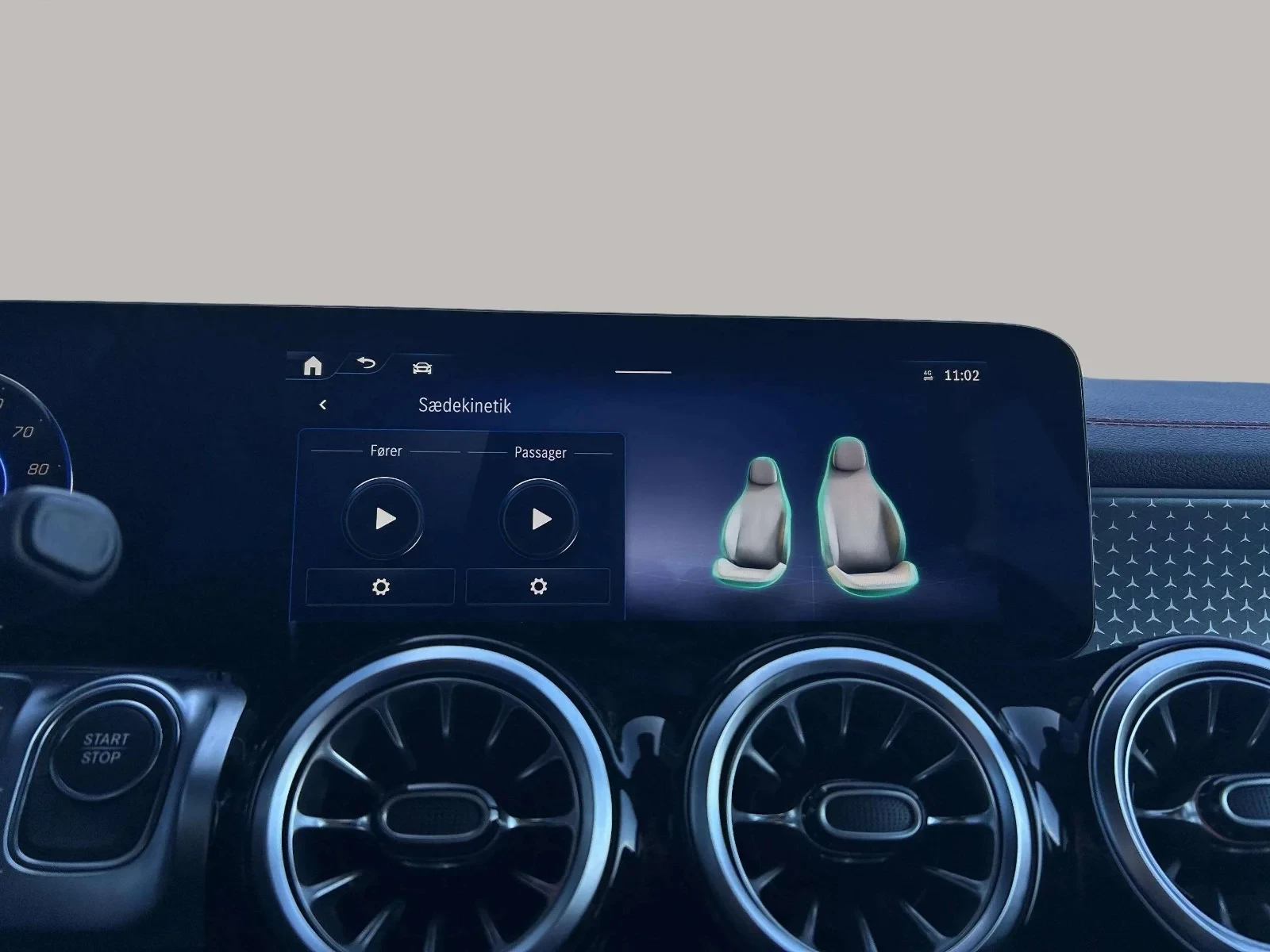 Mercedes-Benz-EQB-image-16