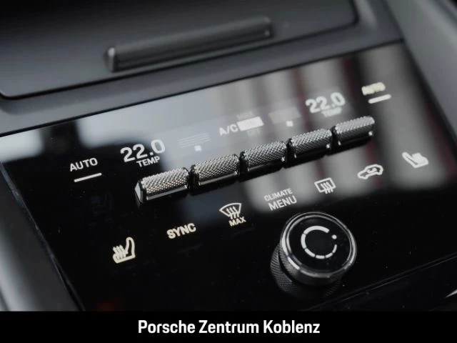 Porsche Macan 4 -