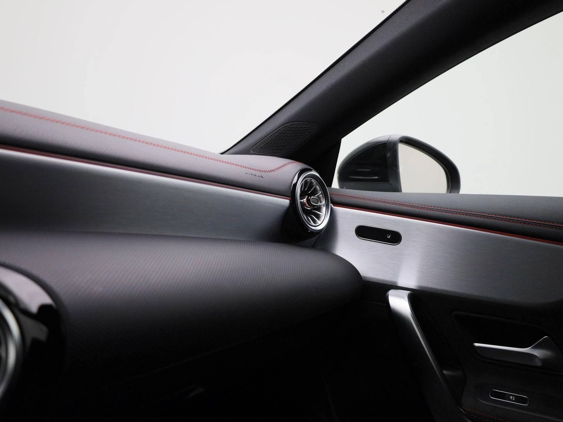 Mercedes-Benz-CLA-image-25