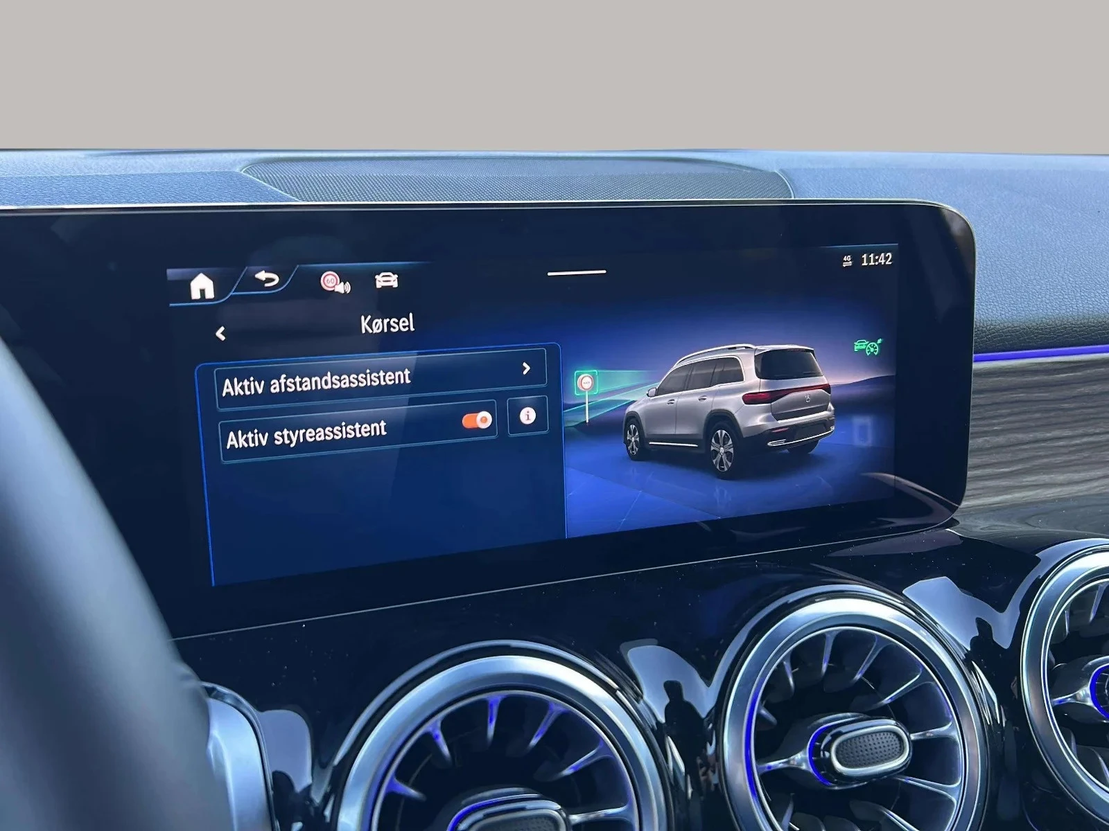 Mercedes-Benz-EQB-image-17