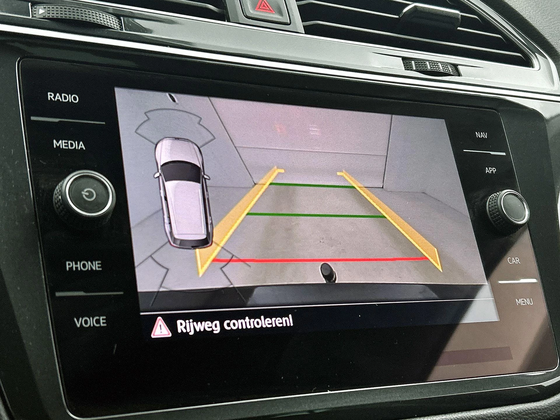 Volkswagen-Tiguan-image-16