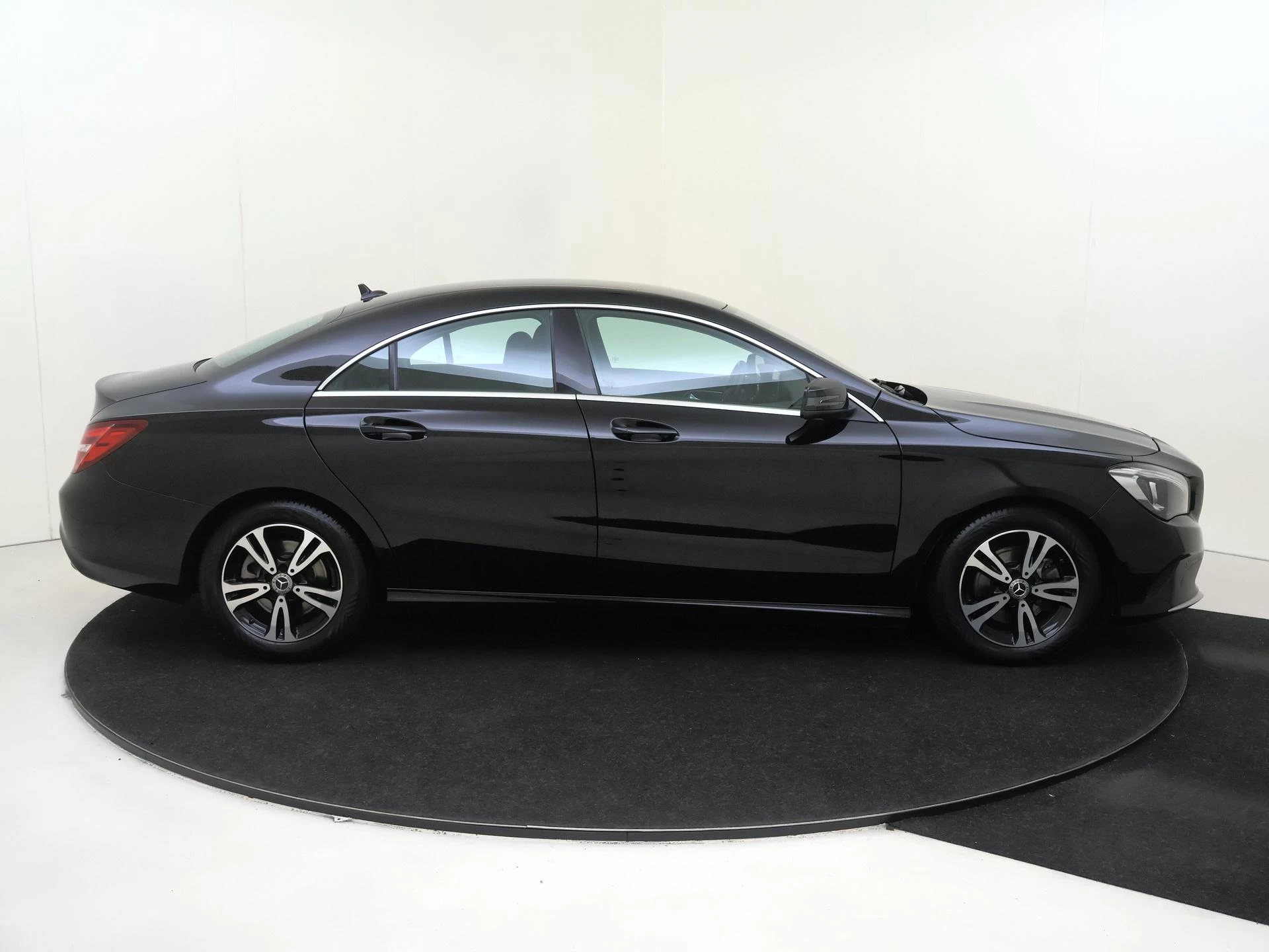 Mercedes-Benz-CLA-image-8