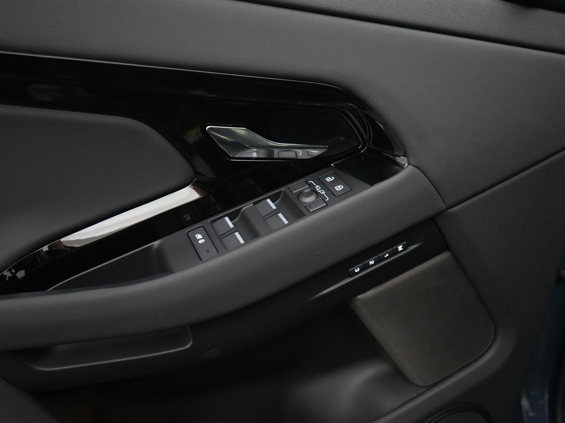 Land Rover-Range Rover Evoque-image-21