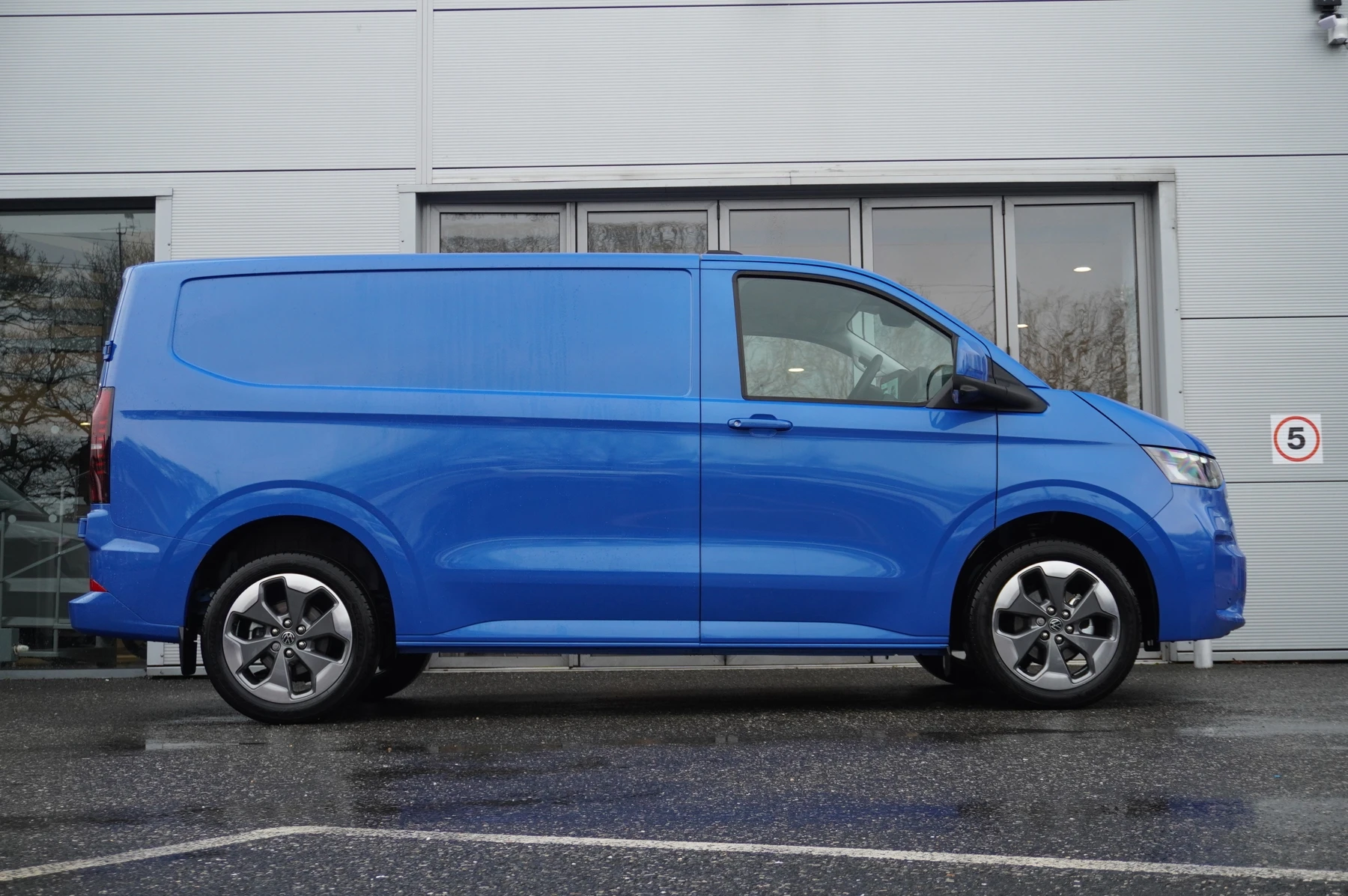 Volkswagen-Transporter-image-3