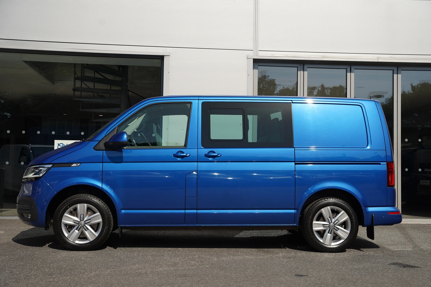 Volkswagen-Transporter-image-14