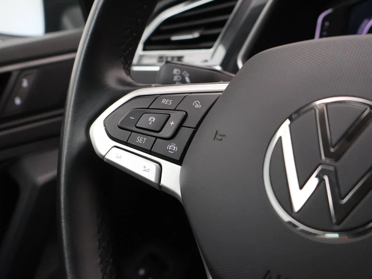 Volkswagen-Tiguan-image-9